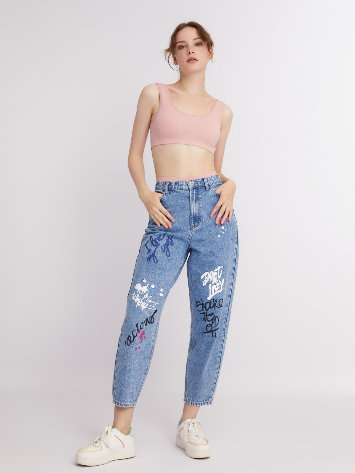 Джинсы силуэта Mom Fit с принтами