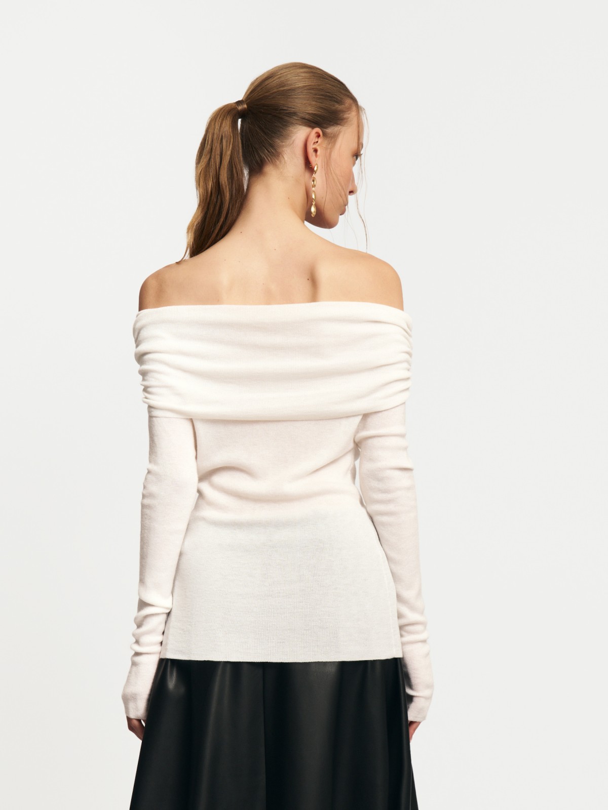 Трикотажный джемпер с открытыми плечами