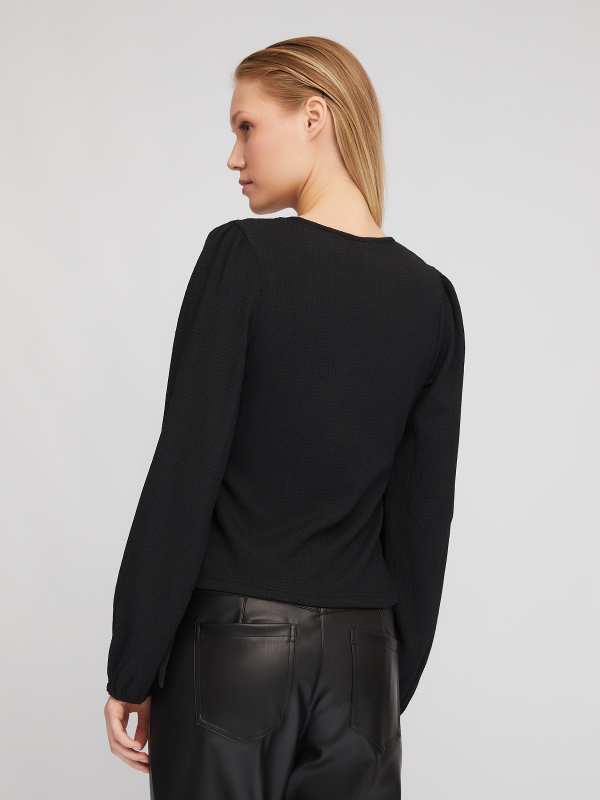Укороченный топ-блузка на запах с объёмным рукавом zolla 024111162201, цвет черный, размер XS - фото 6