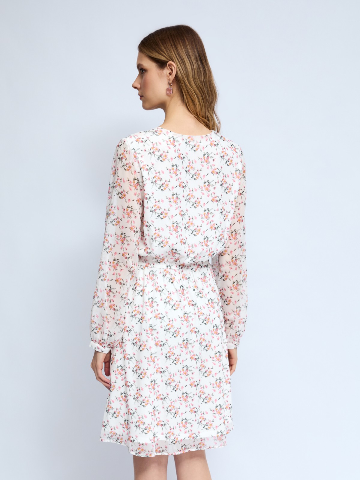 Шифоновое платье мини с вырезом и ремнём