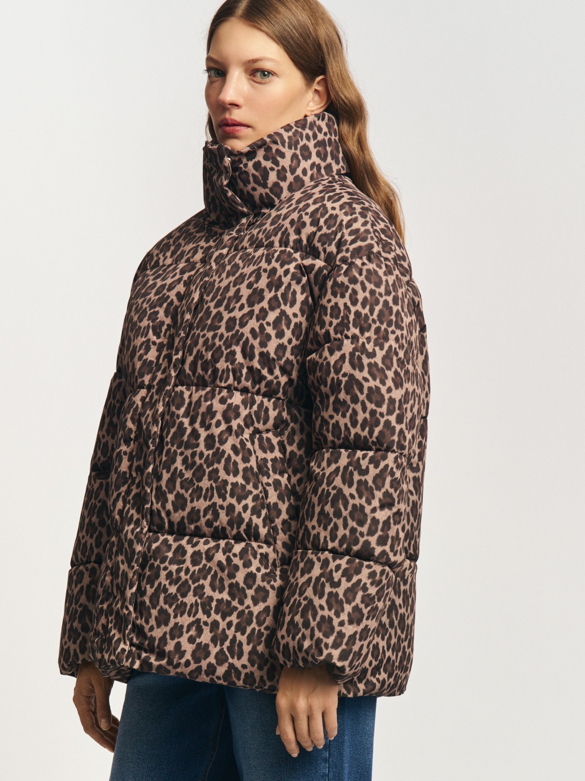 Тёплая леопардовая куртка с высоким воротником