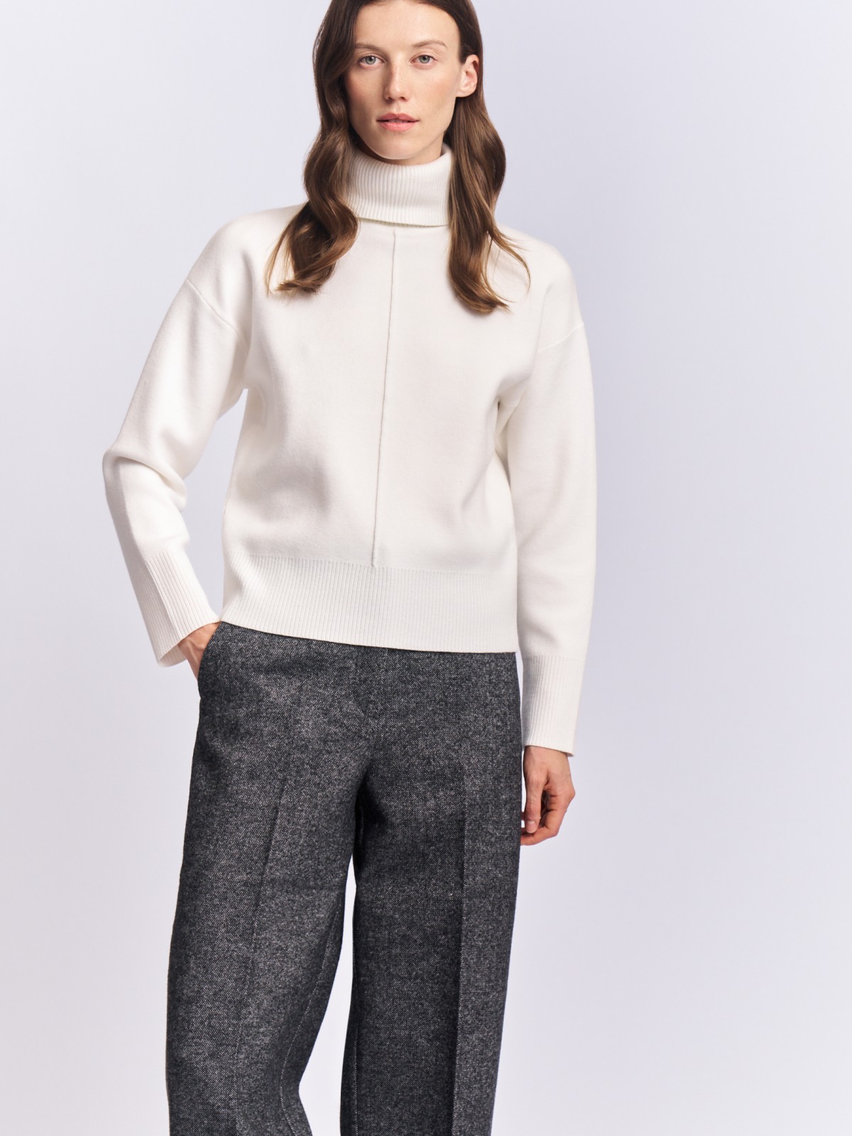 Трикотажный свитер с горлом