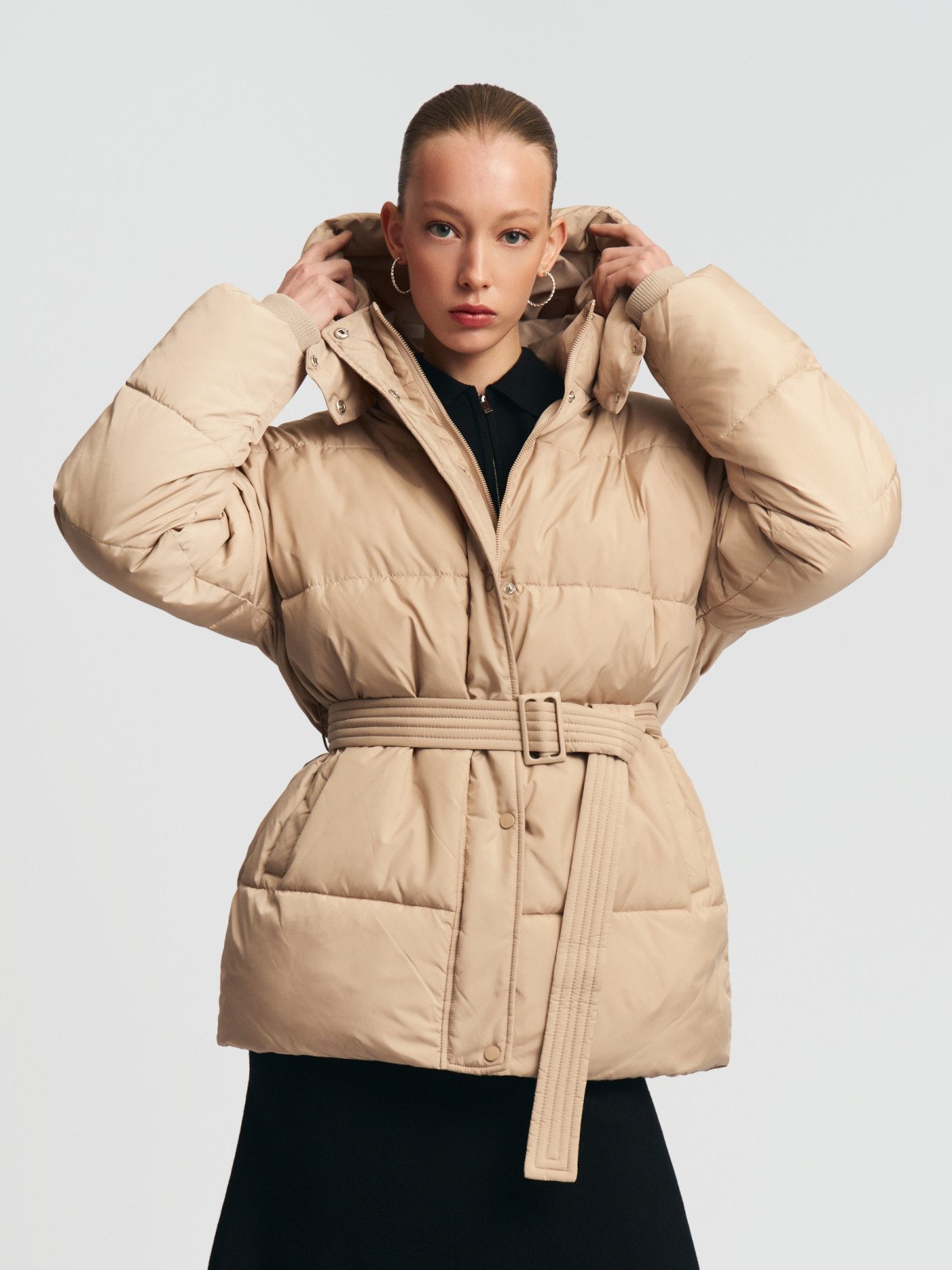 Тёплая куртка с капюшоном и поясом