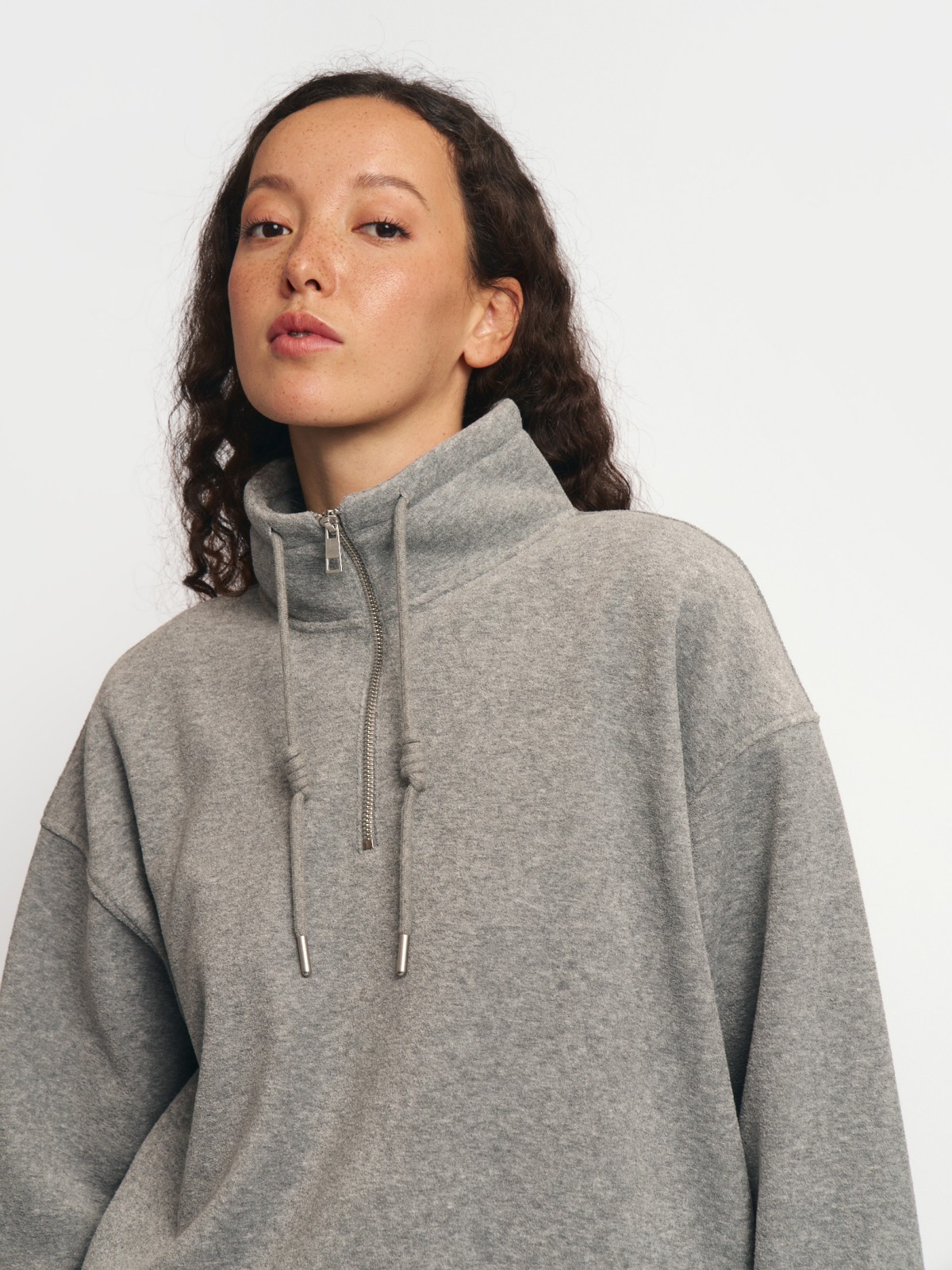 Свитшот с воротником-стойкой на молнии