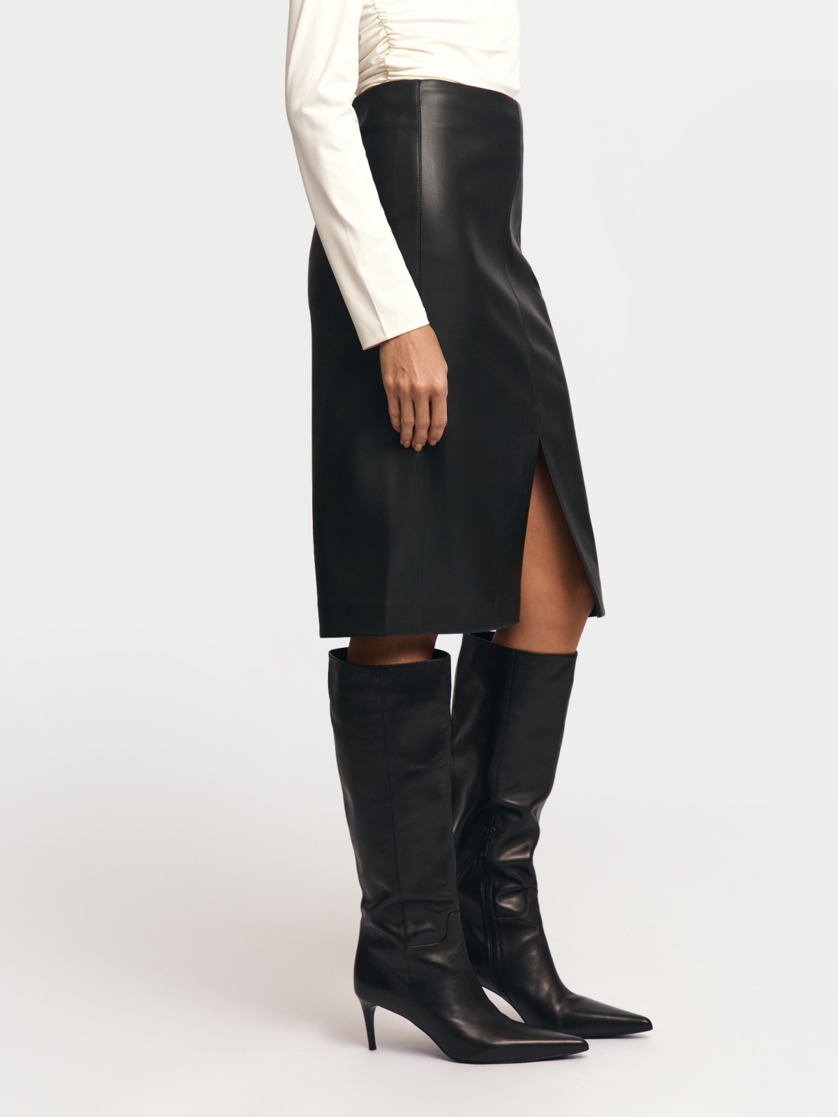 Юбка-карандаш из экокожи с разрезом