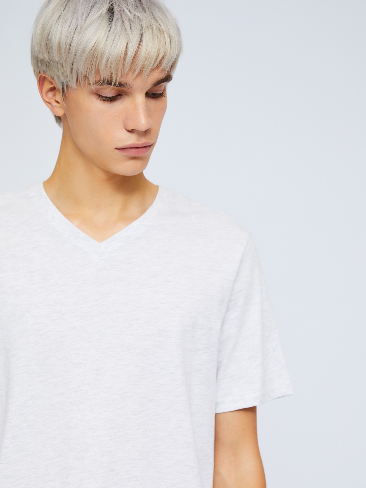 Футболка с треугольным вырезом