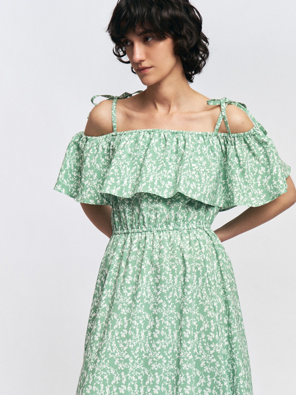 Платье-сарафан с открытыми плечами и разрезом