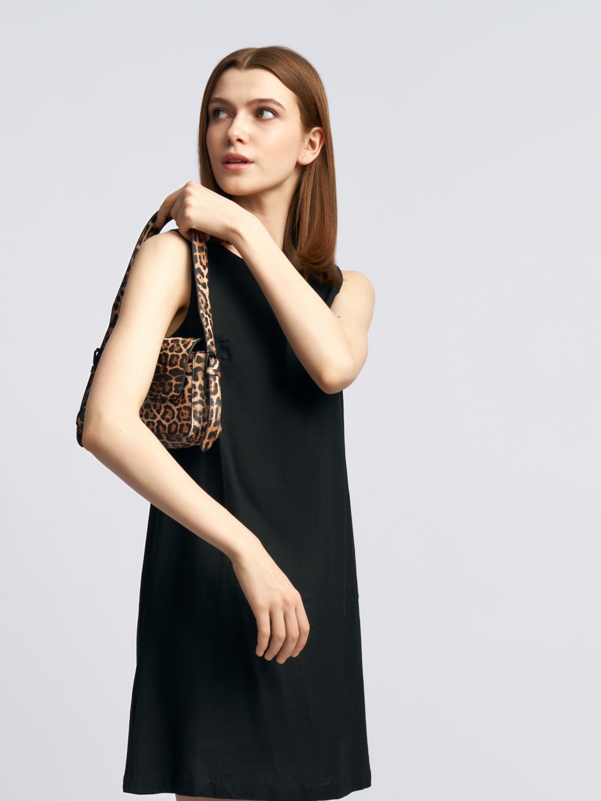 Платье мини без рукавов с вырезом на спине