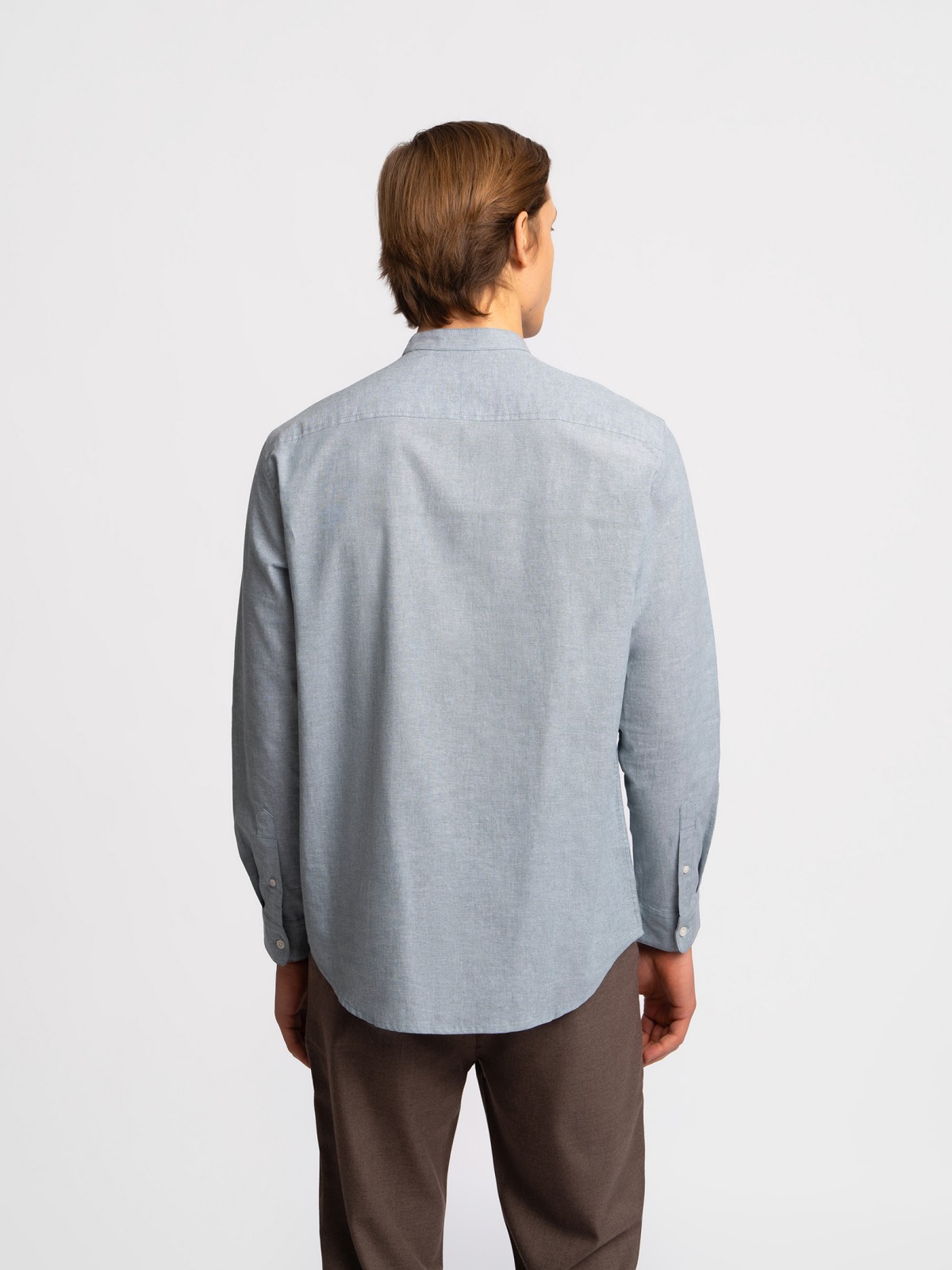 Льняная рубашка с воротником-стойкой