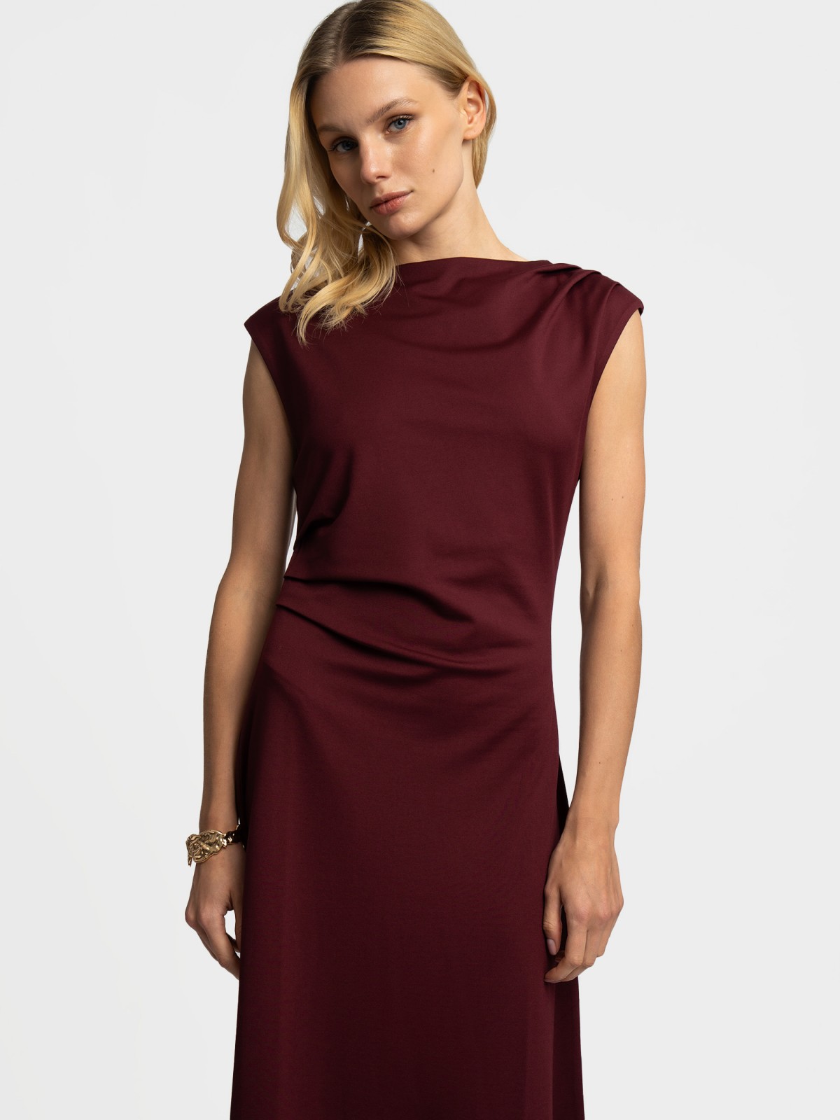 Платье миди без рукавов с драпировкой