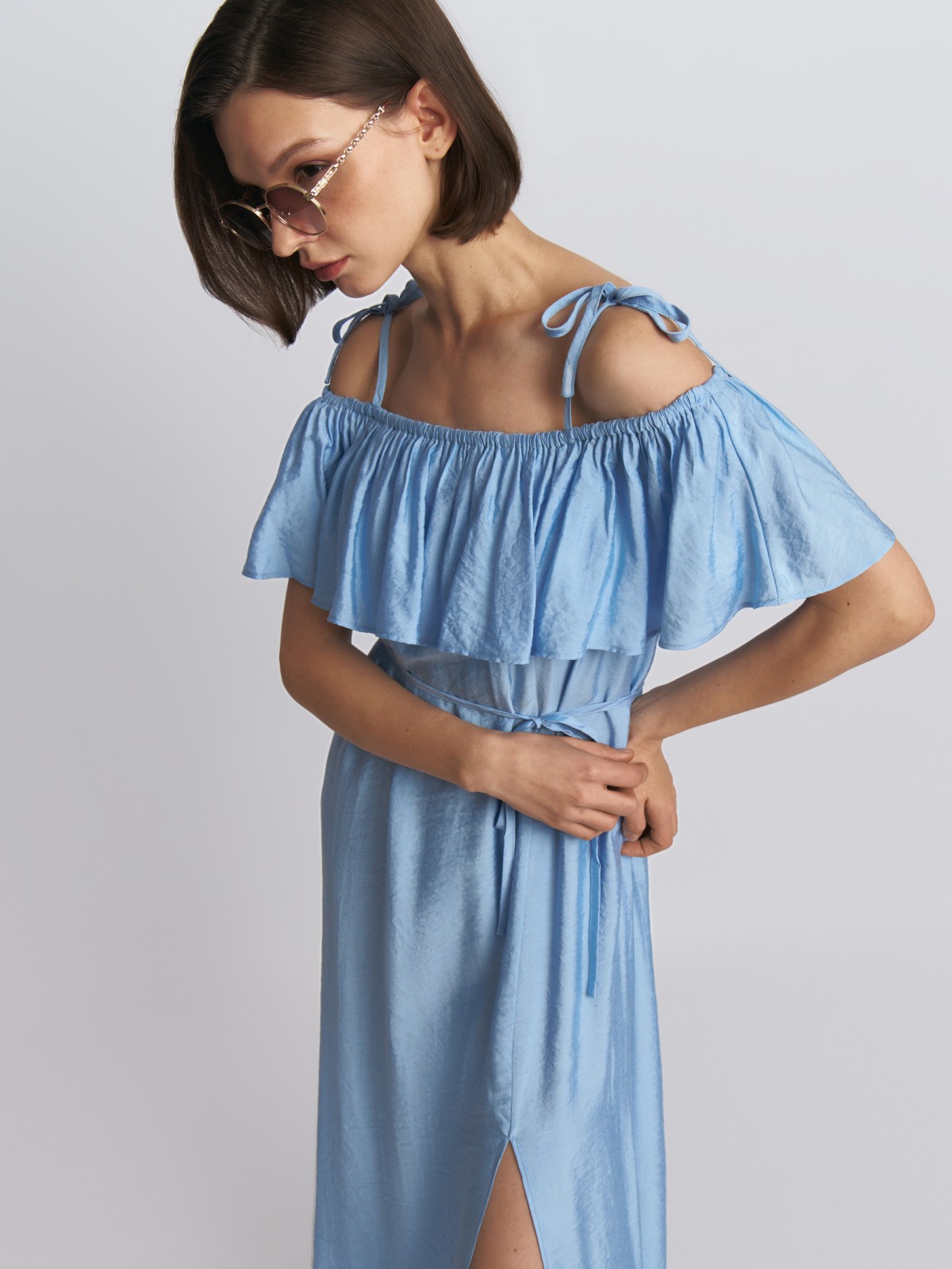 Платье-сарафан с открытыми плечами и разрезом