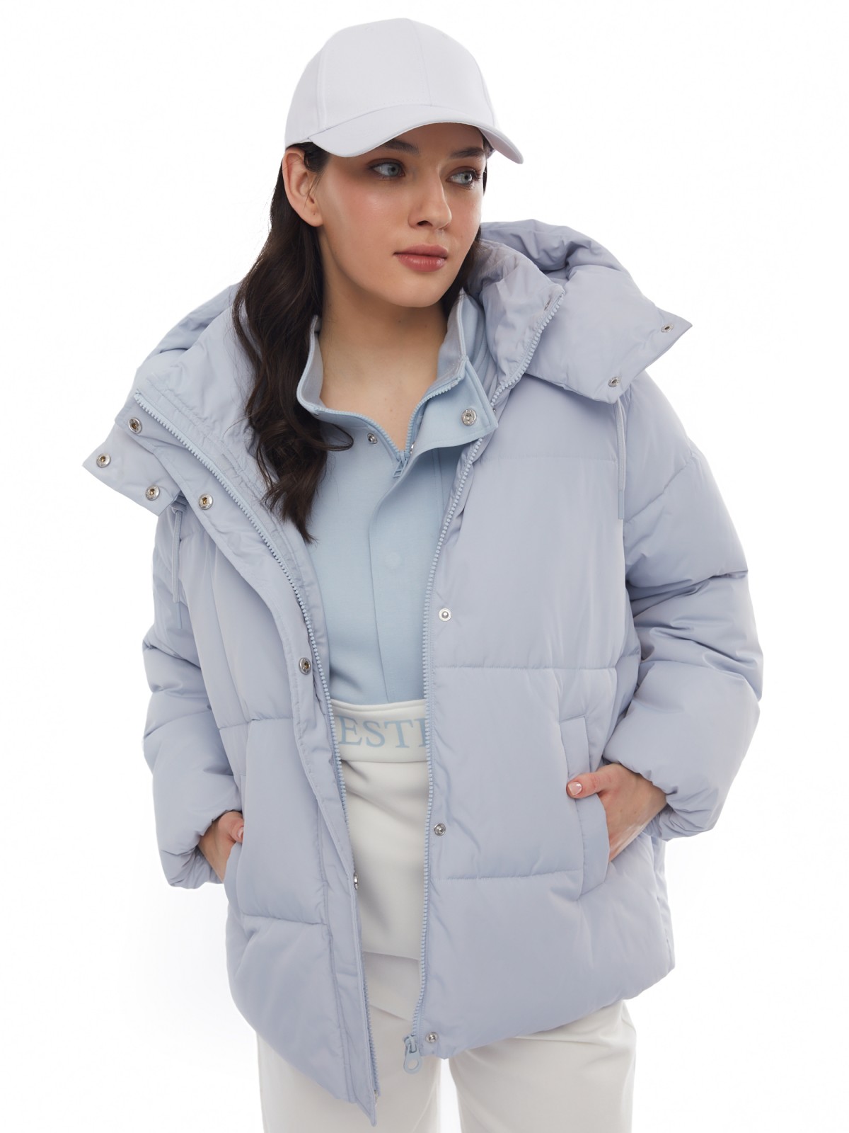 Тёплая укороченная дутая куртка с капюшоном zolla 024125112434, цвет светло-голубой, размер XS