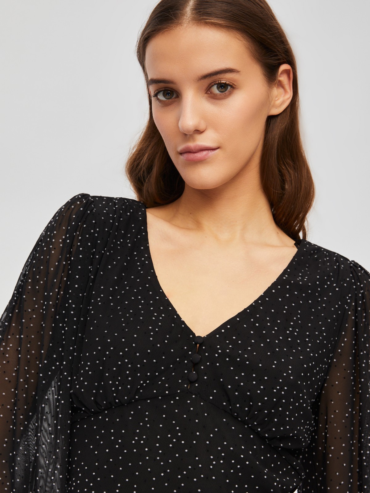 Укороченный топ-блузка с вырезом и принтом в горошек zolla 024111159261, цвет черный, размер XS - фото 4