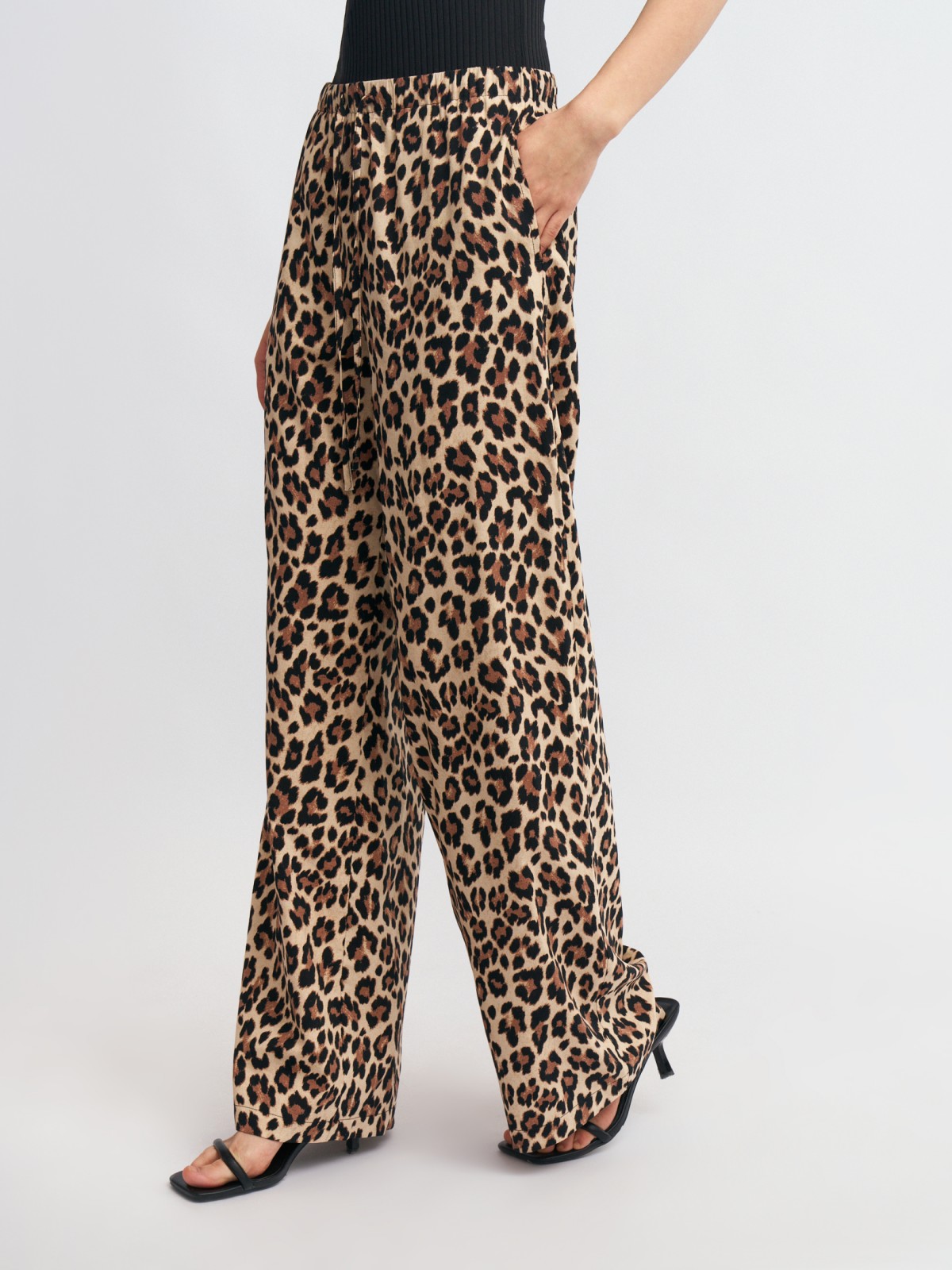 Прямые брюки на резинке с принтом