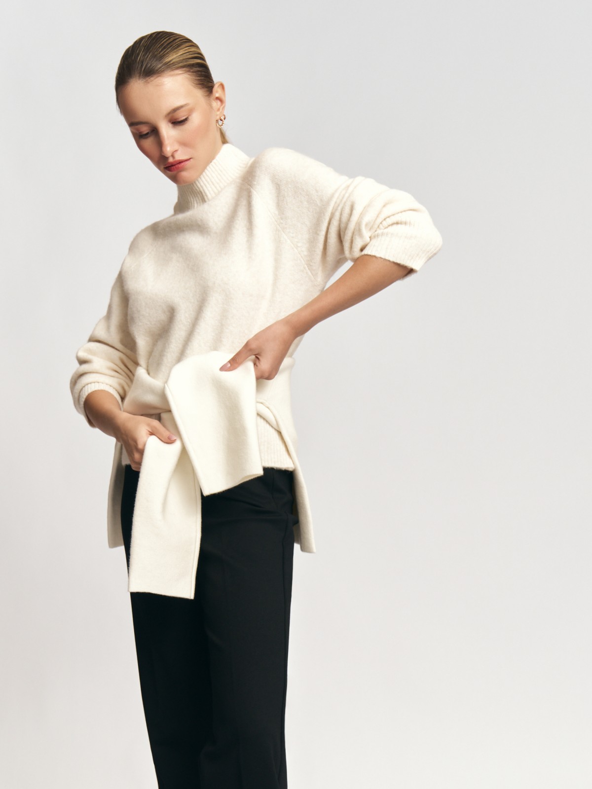 Вязаный свитер с воротником-стойкой