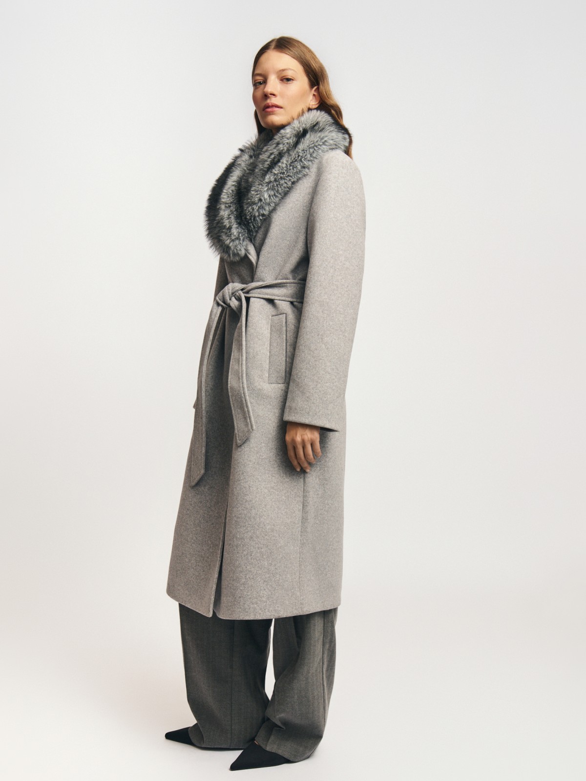 Пальто с меховым воротником и поясом