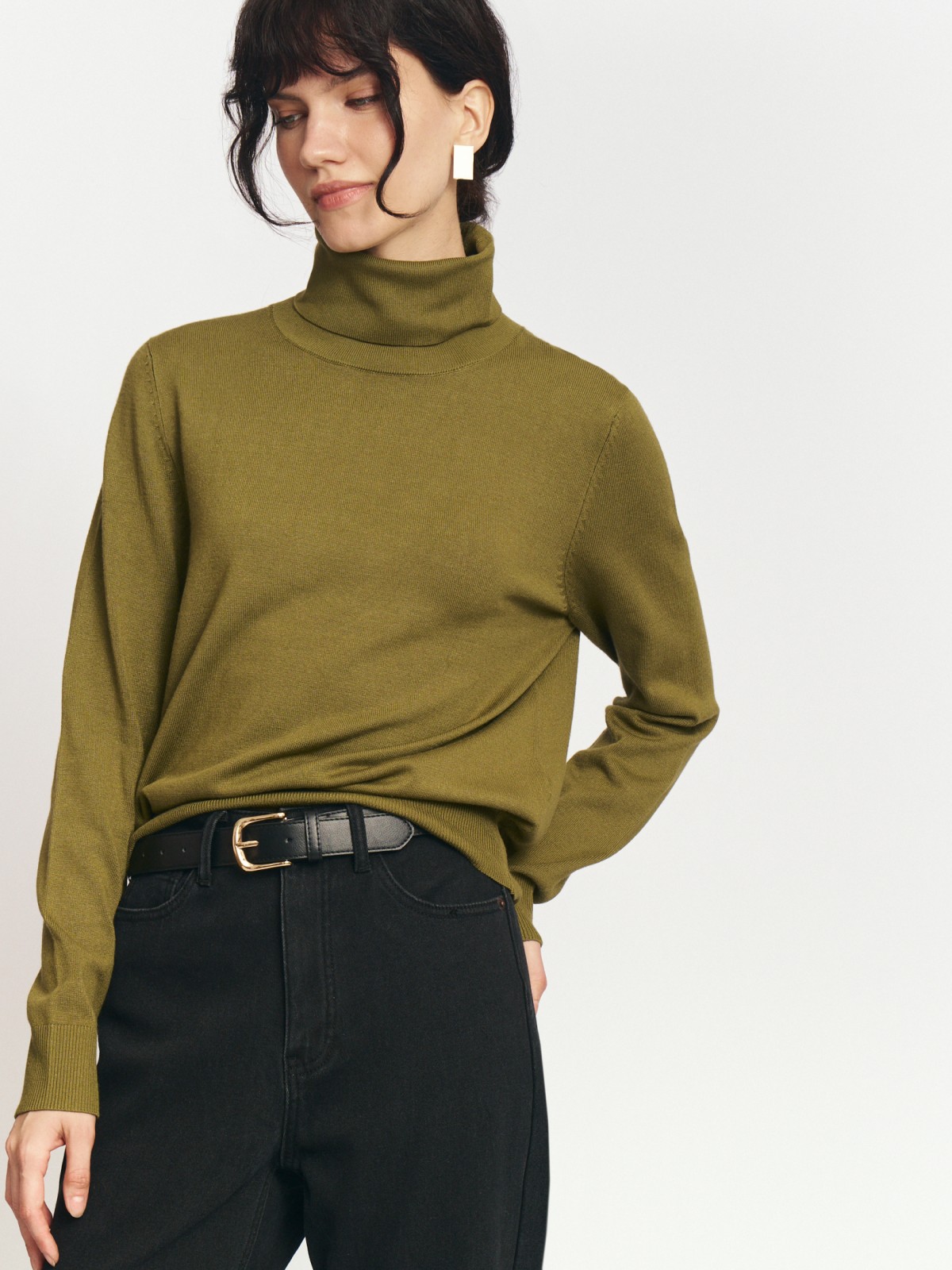 Тонкий свитер-водолазка с горлом