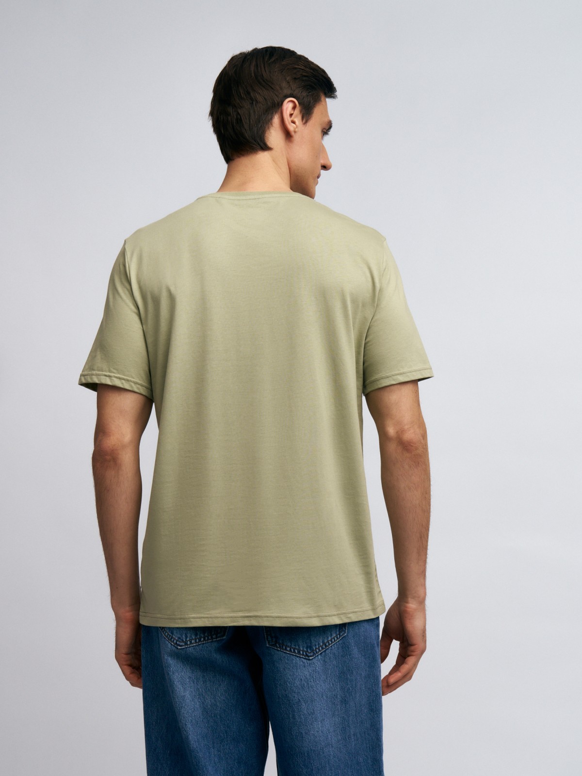 Футболка из хлопка с треугольным вырезом