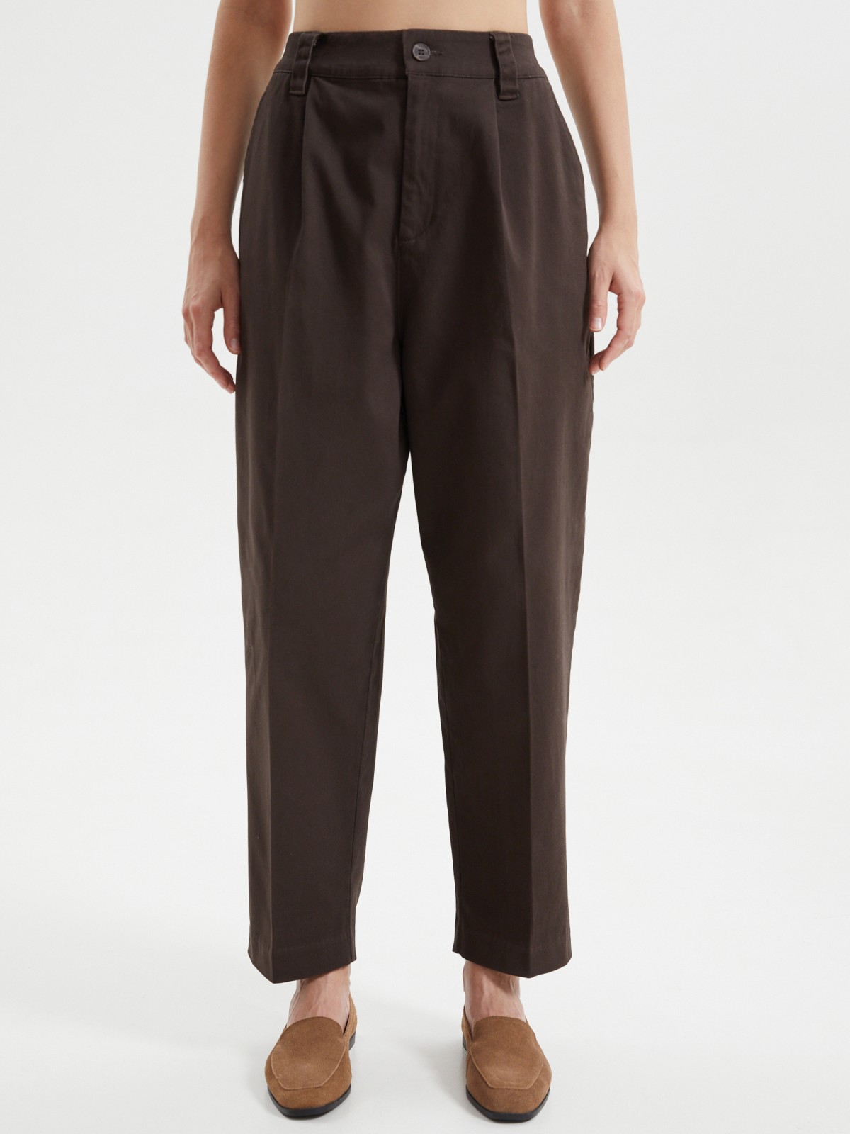 Брюки фасона Carrot на резинке со стрелками