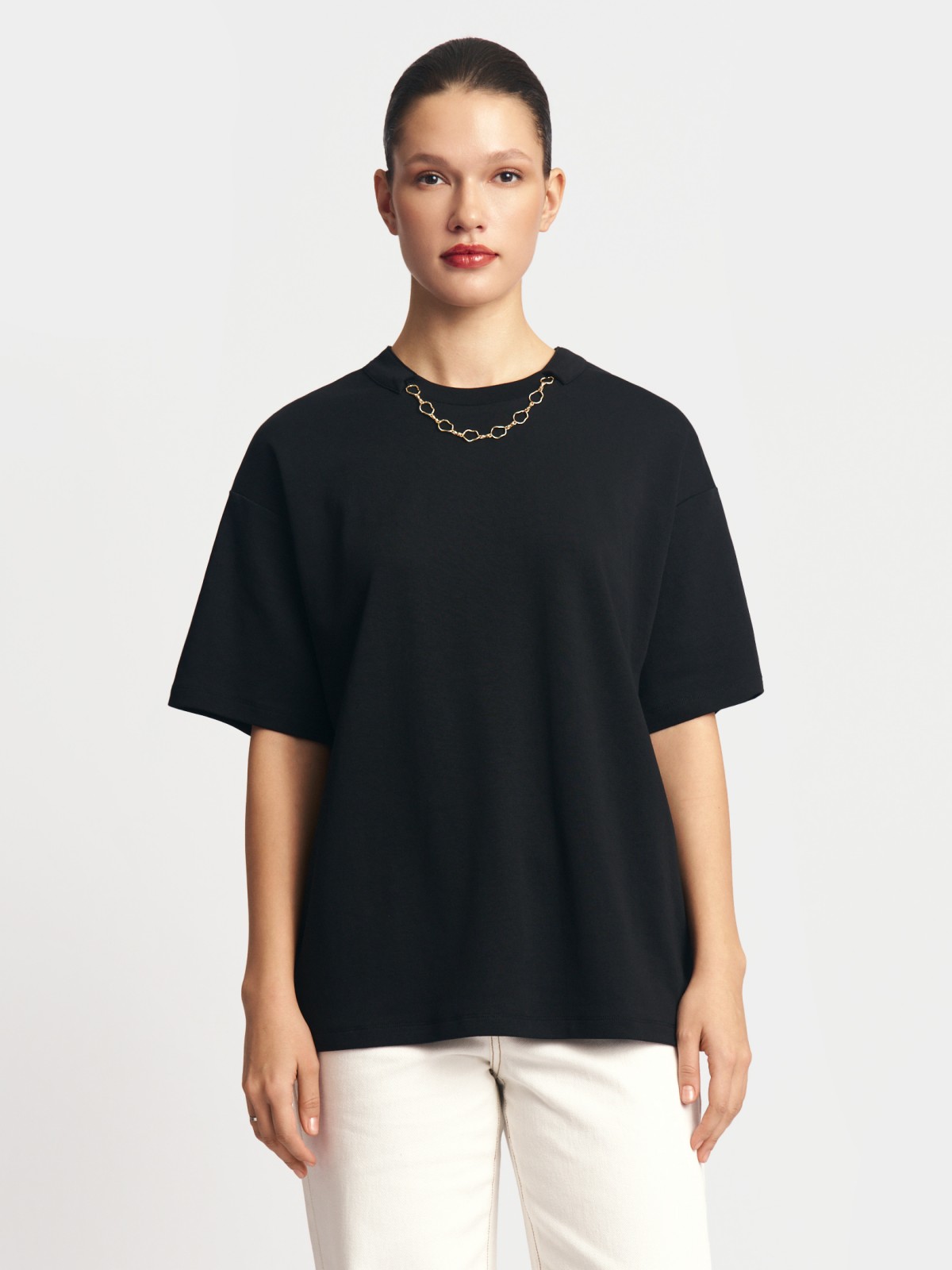 Футболка из хлопка с цепочкой