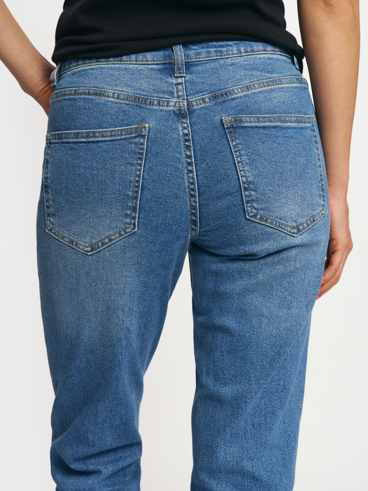 Джинсы силуэта Boyfriend со средней посадкой