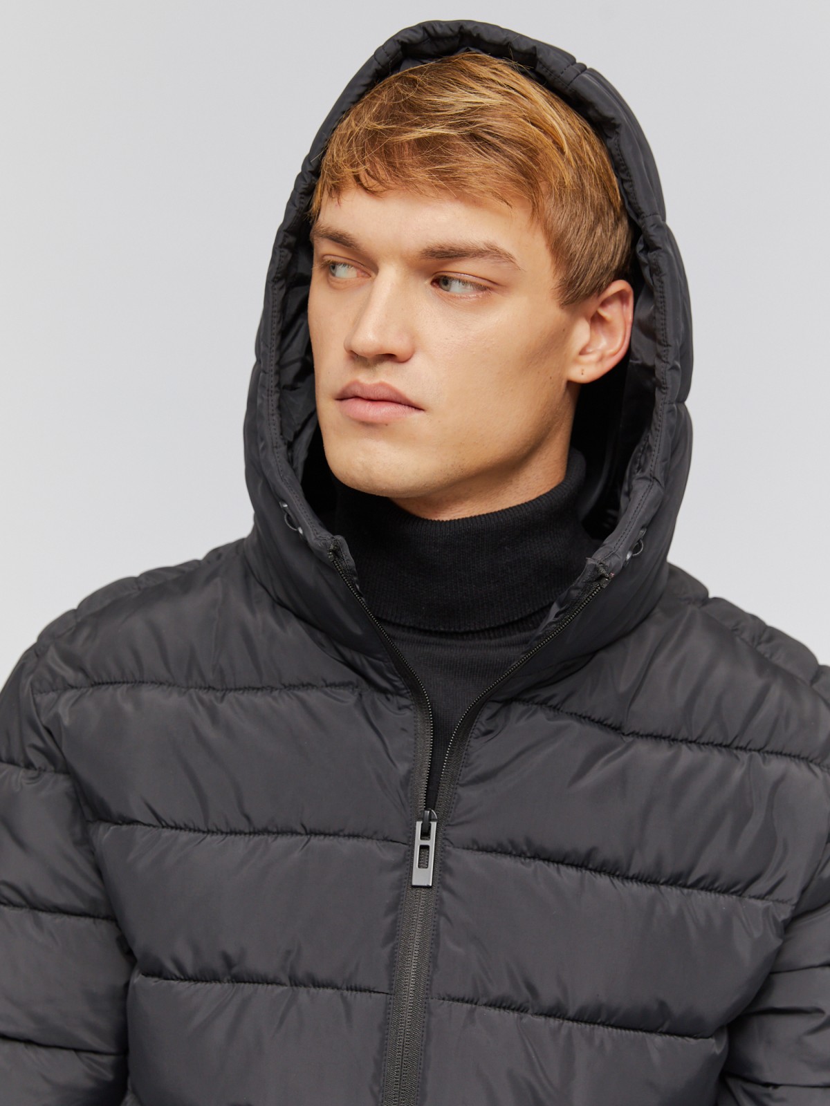 Лёгкая утеплённая стёганая куртка на молнии с капюшоном Лёгкая утеплённая стёганая куртка на молнии с капюшоном