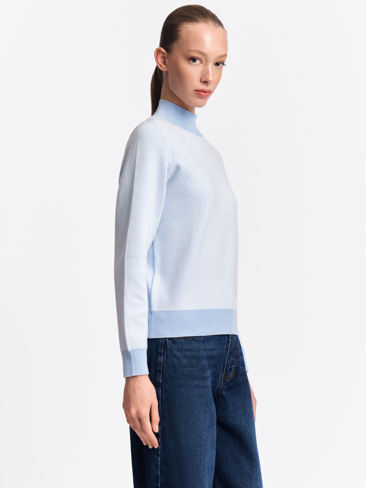 Трикотажный свитер с воротником-стойкой