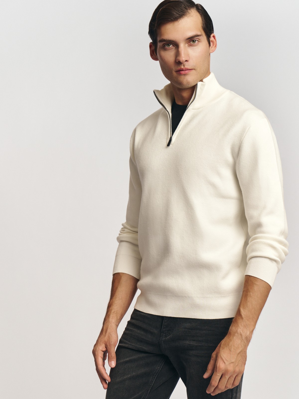 Тонкий трикотажный свитер с горлом на молнии