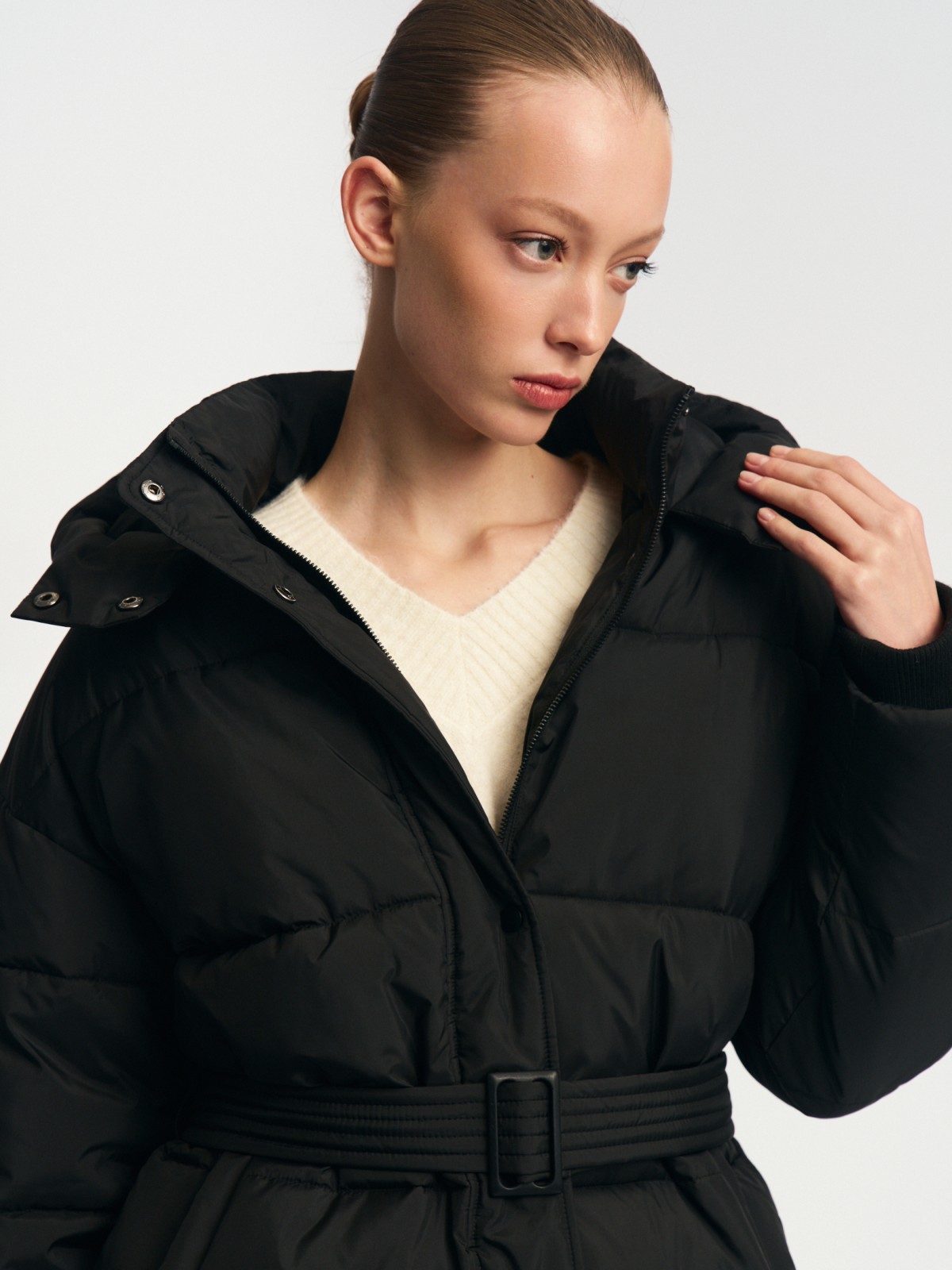 Тёплая куртка с капюшоном и поясом