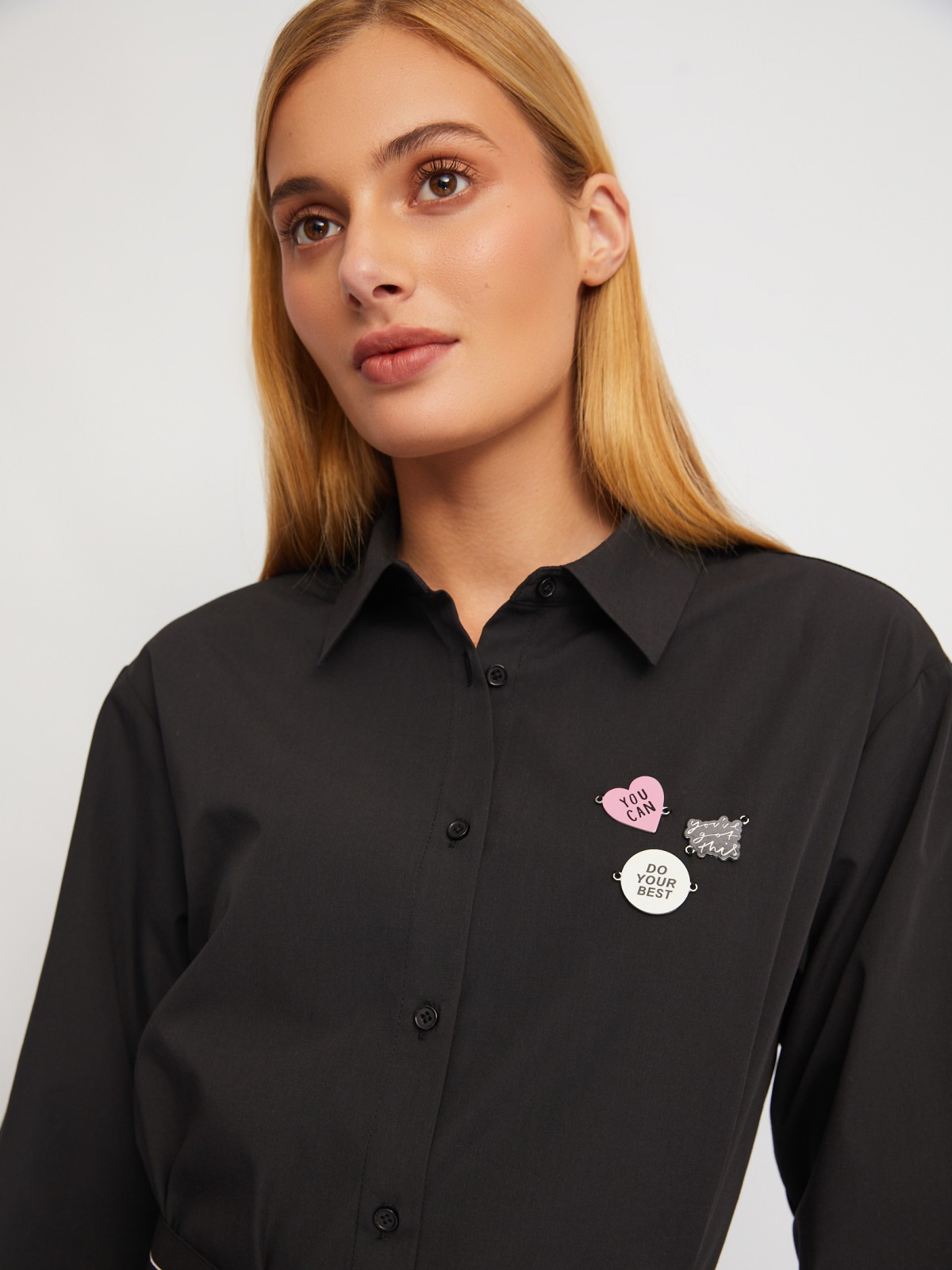 Рубашка удлинённого силуэта с поясом и металлическими значками-нашивками