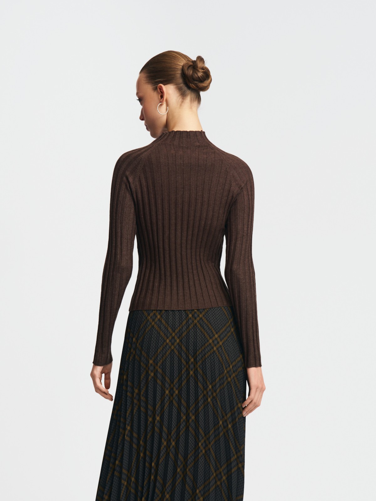 Трикотажный свитер-водолазка с горлом