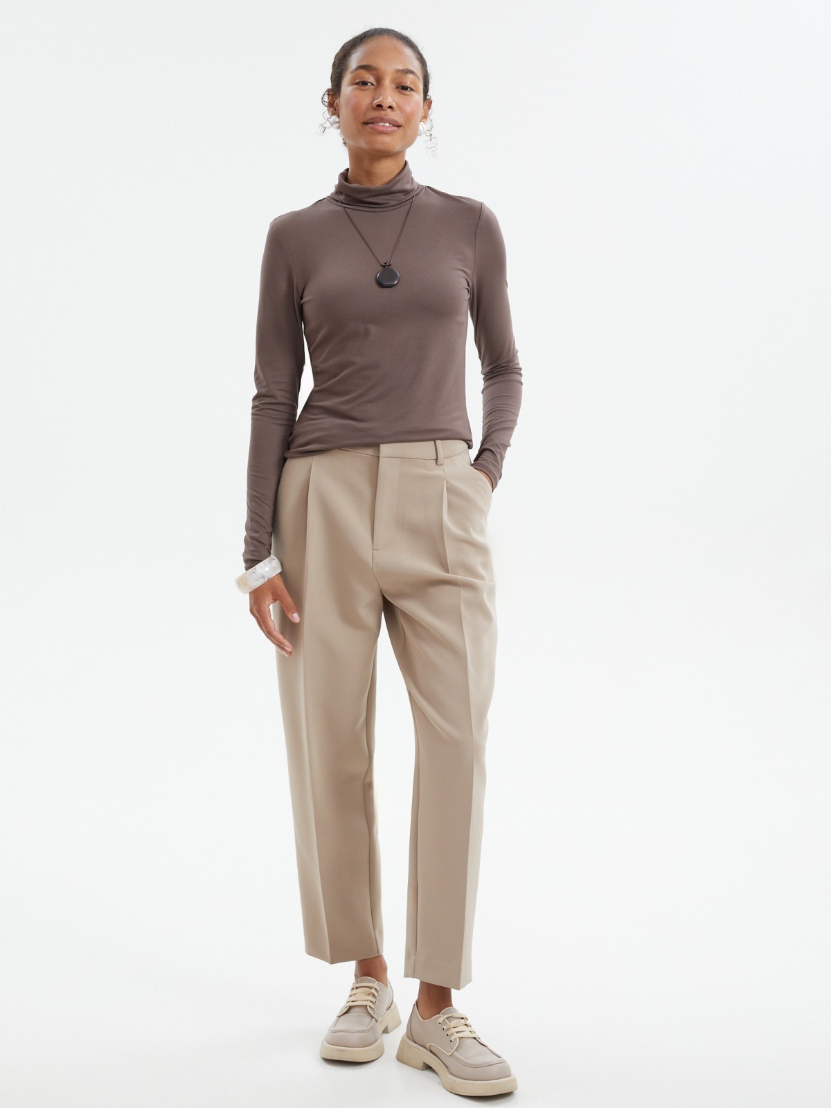 Брюки фасона Carrot со стрелками и ремнём