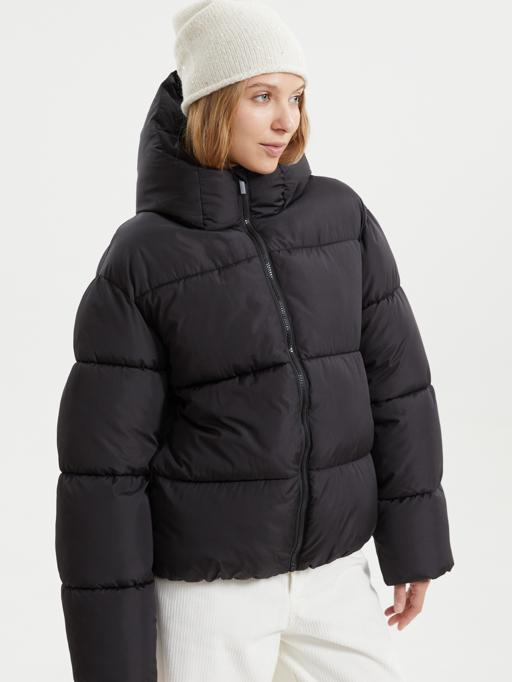 Короткая стёганая куртка с капюшоном