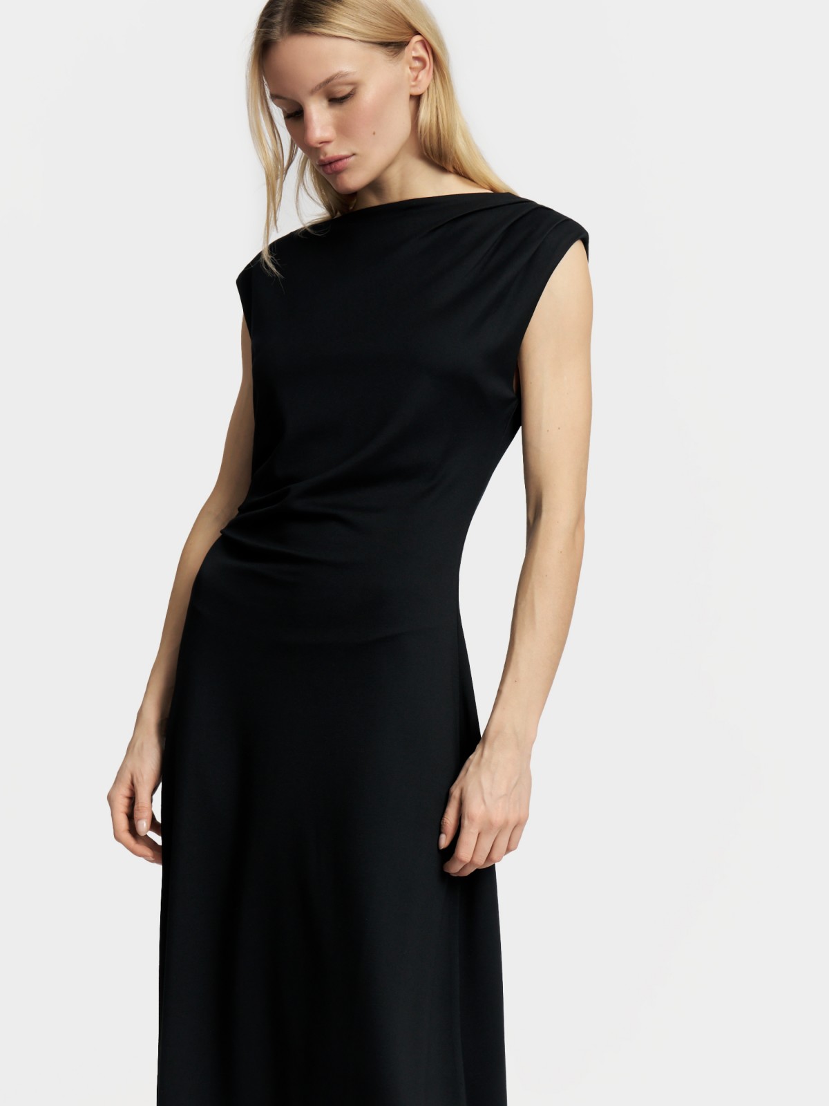 Платье миди без рукавов с драпировкой