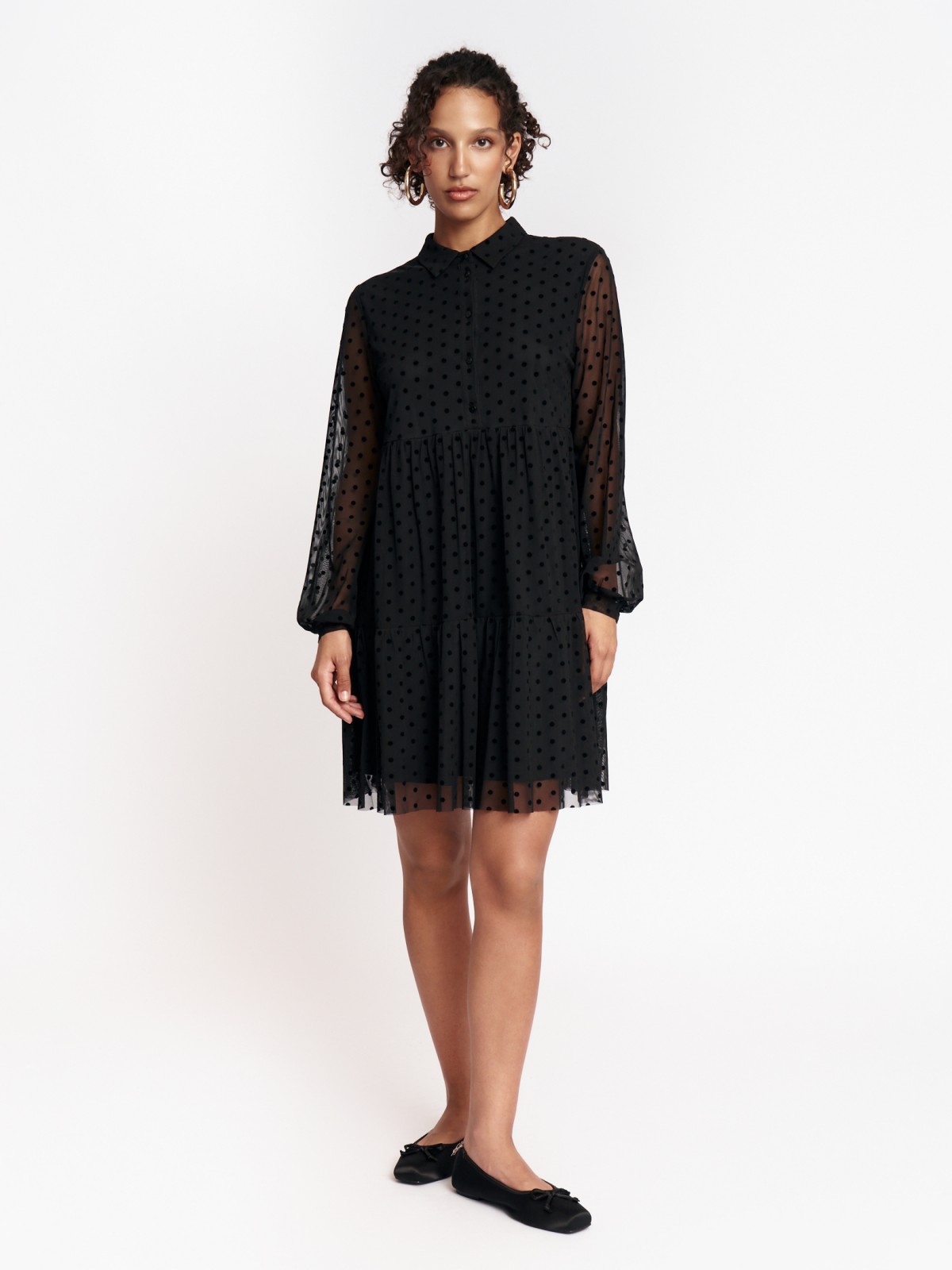 Ярусное платье-рубашка из сетчатой ткани в горошек