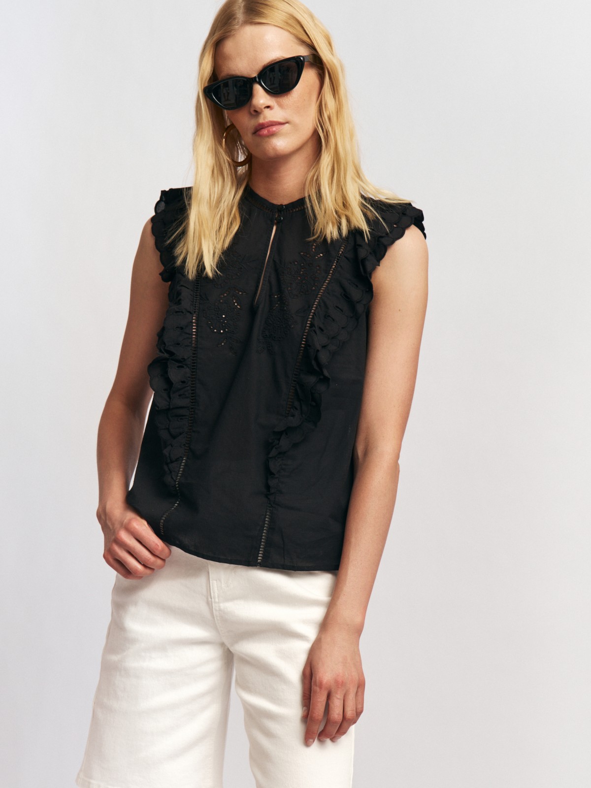 Топ-блузка без рукавов с вышивкой ришелье