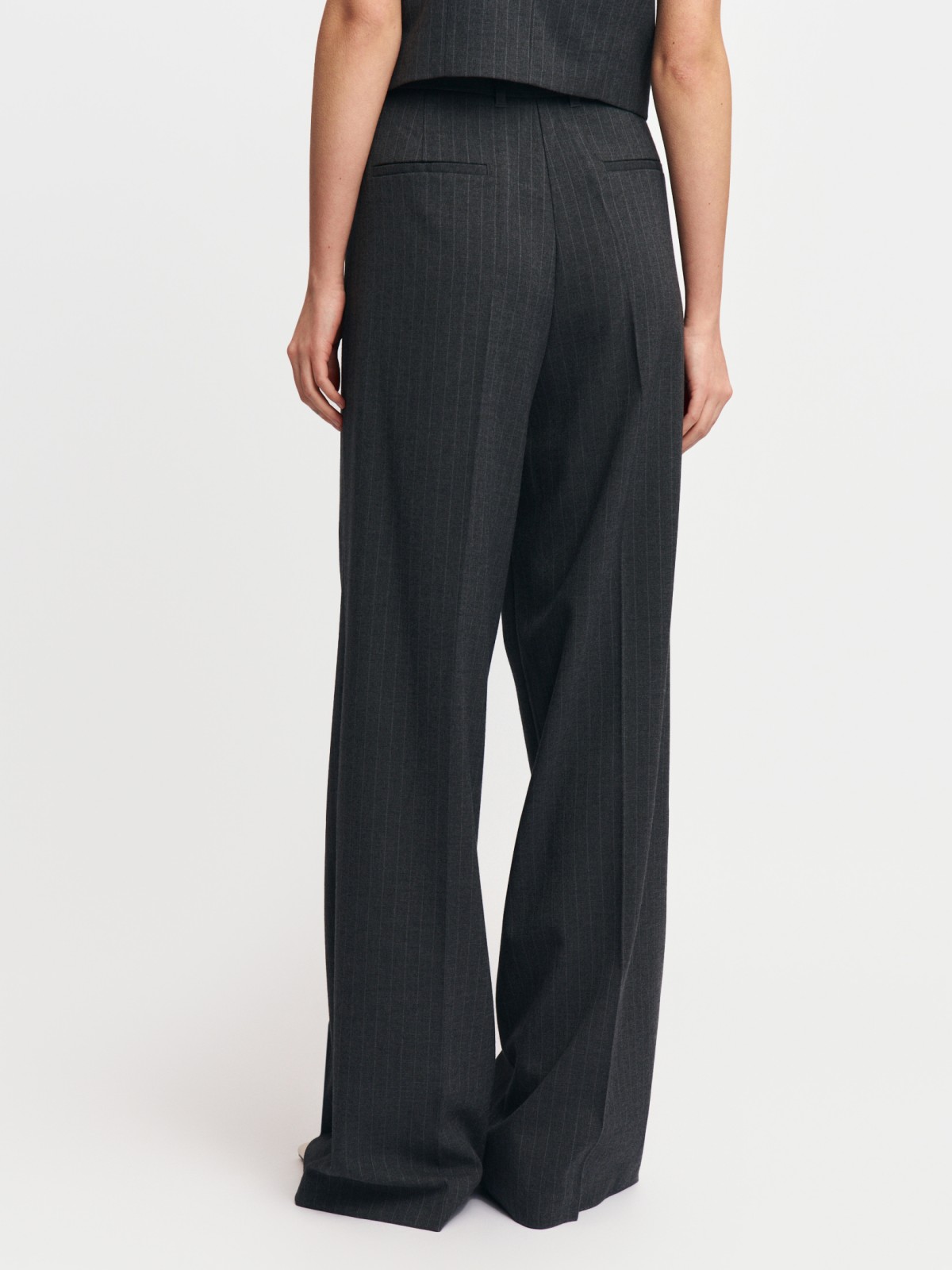 Классические брюки в полоску со стрелками