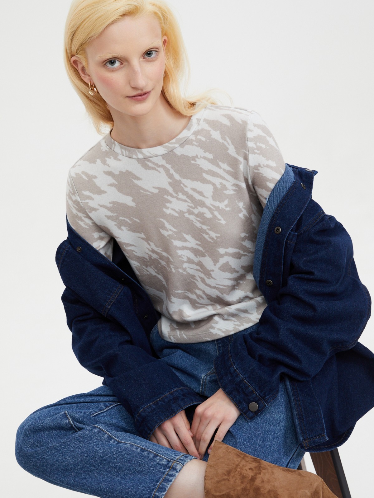 Короткий трикотажный лонгслив с принтом