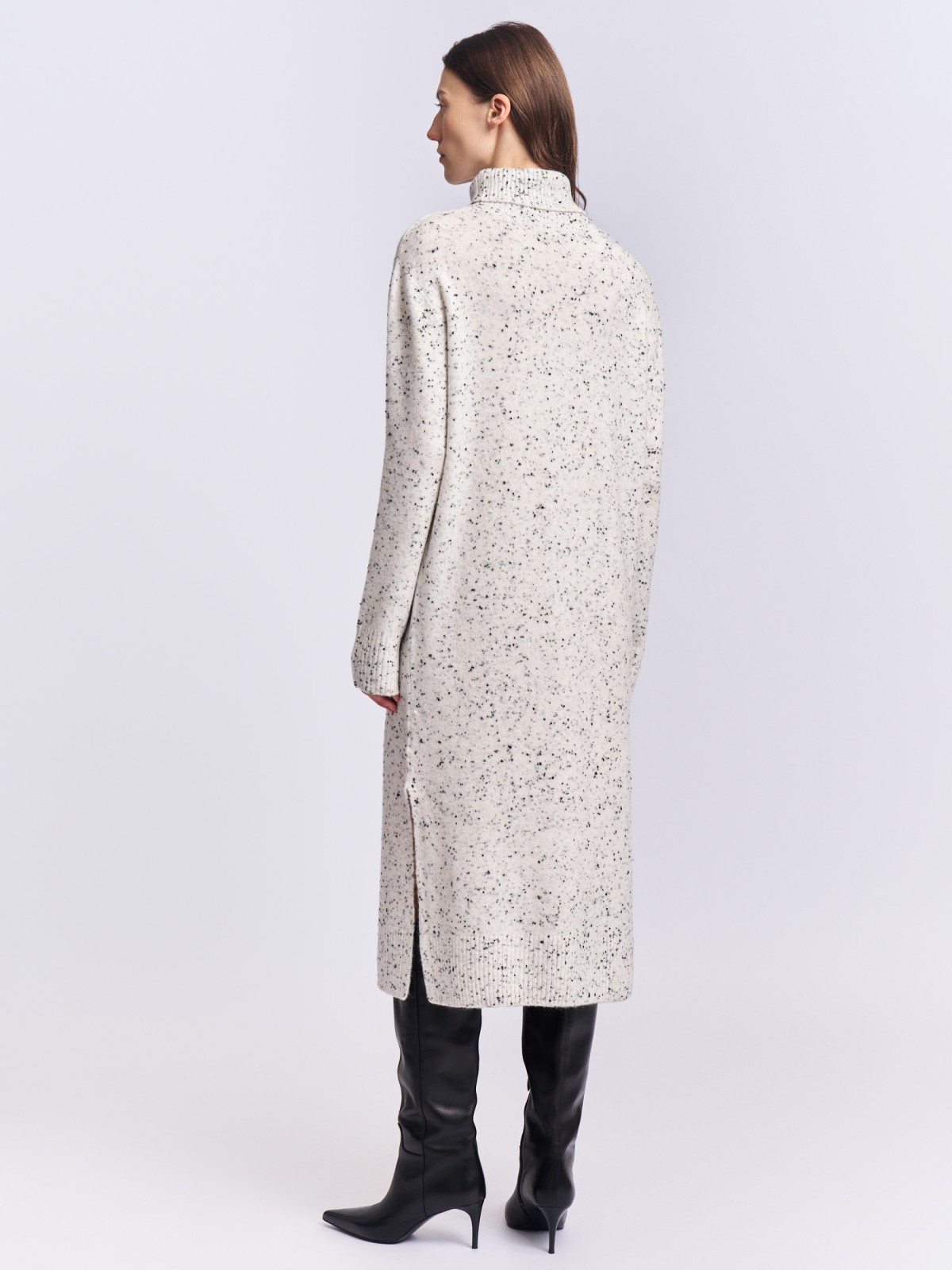 Вязаное платье-свитер с горлом