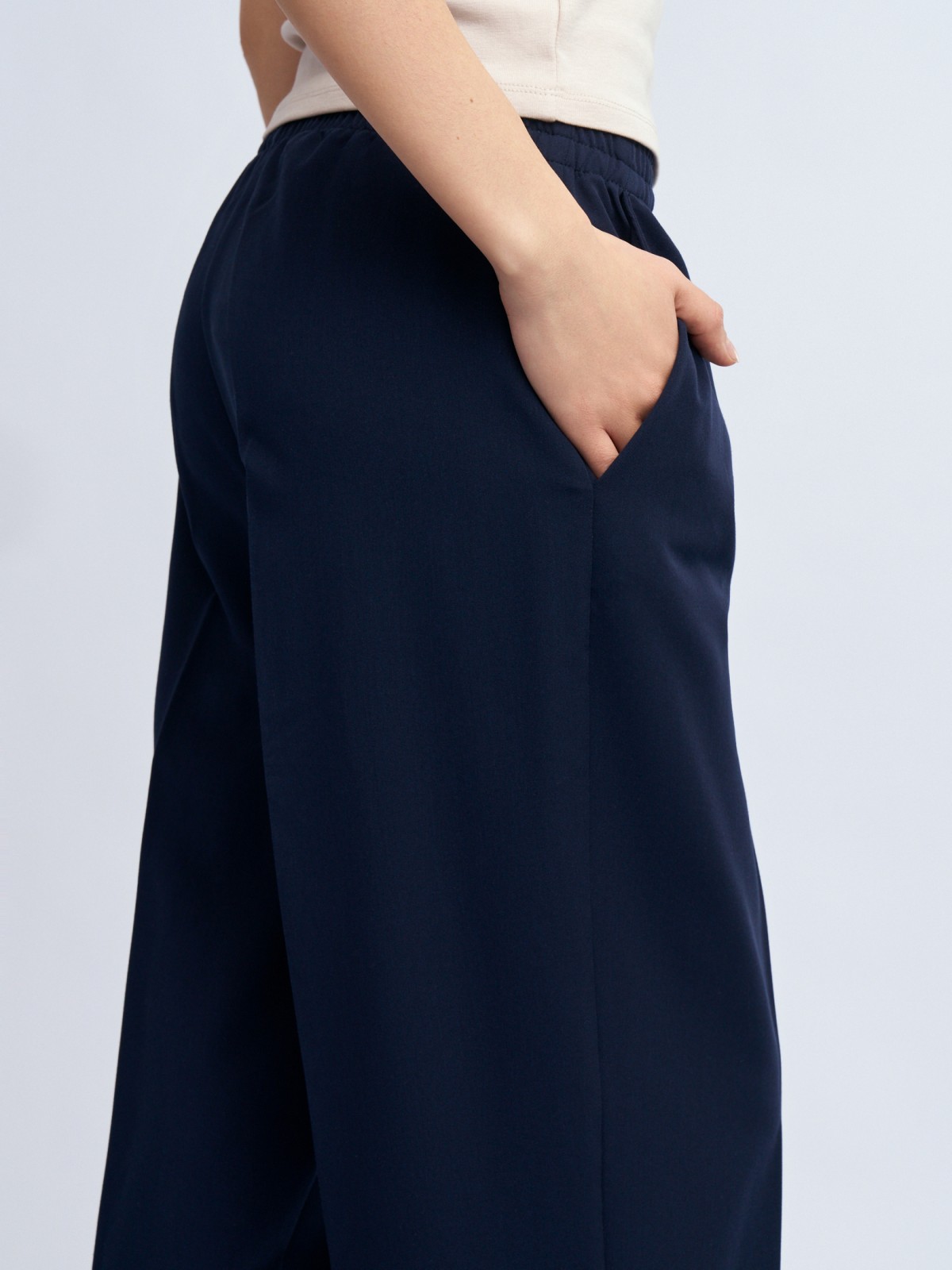 Брюки-джоггеры на резинке со стрелками