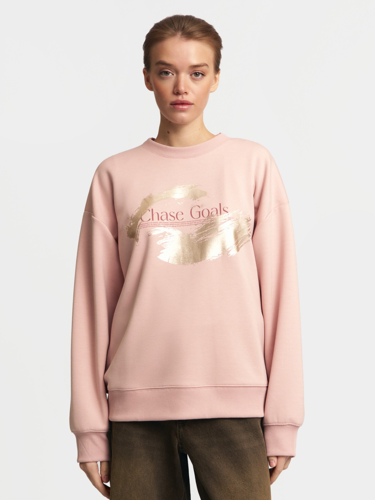 Свитшот с акцентным принтом на груди