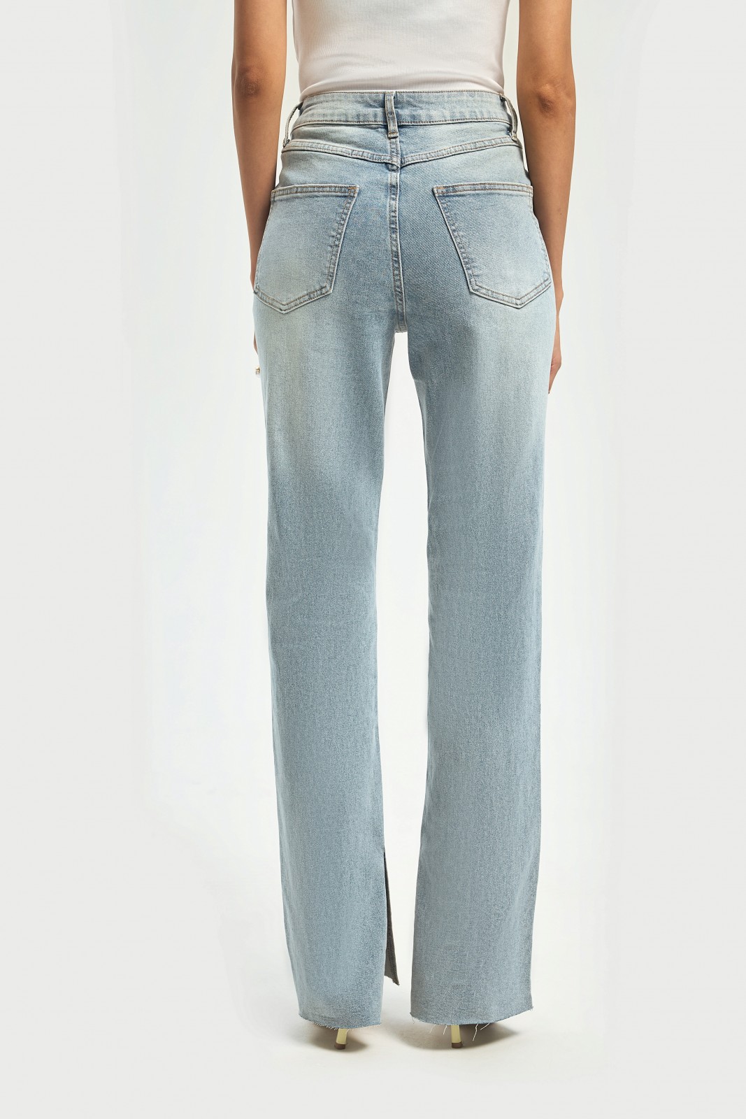 Джинсы силуэта Slim с разрезами