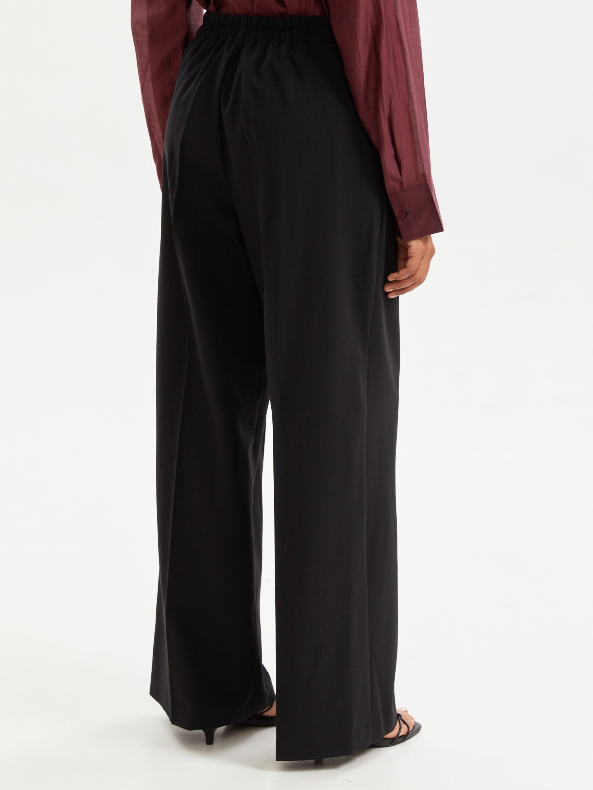 Широкие брюки на резинке со стрелками