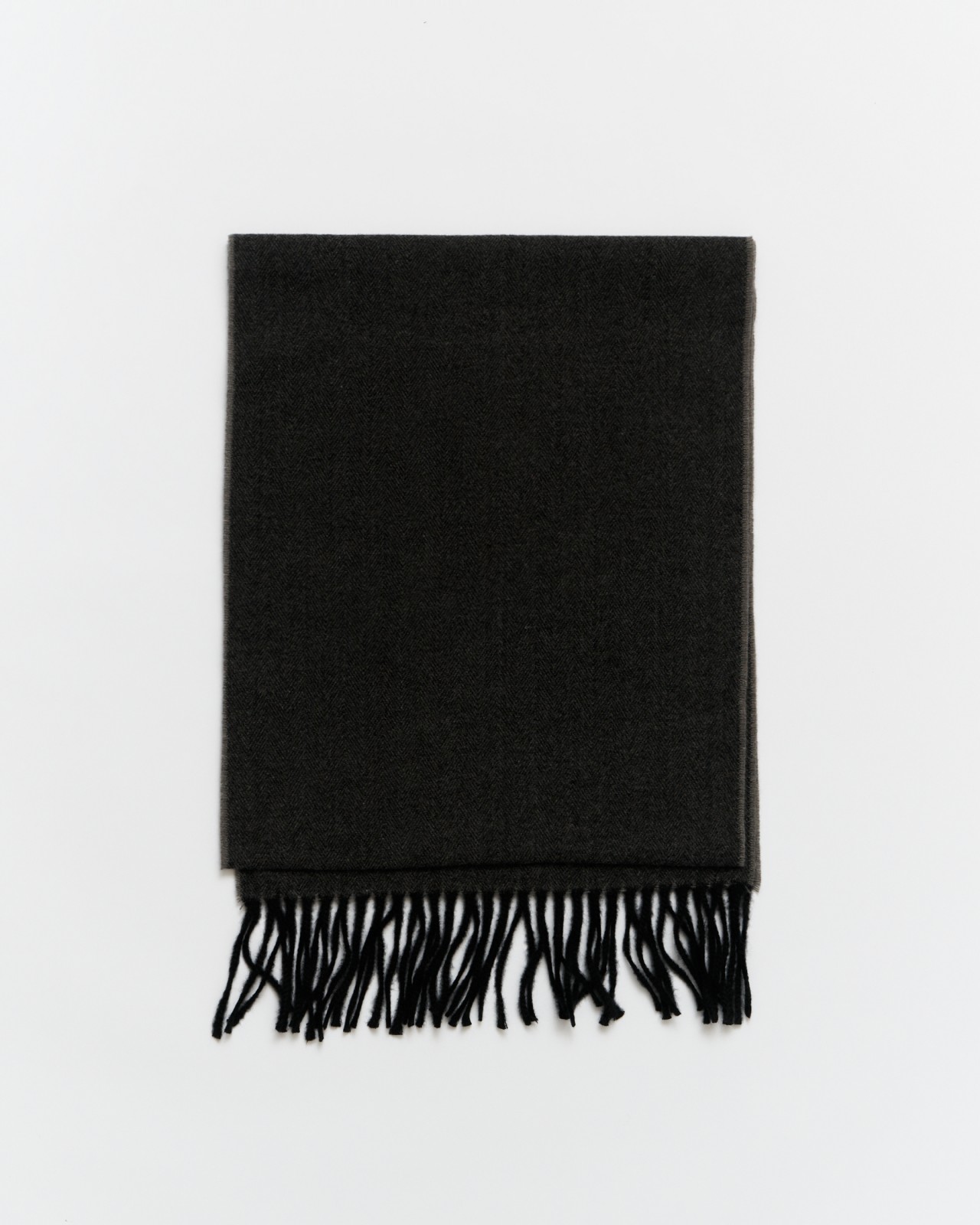 Тканевый шарф с длинной бахромой