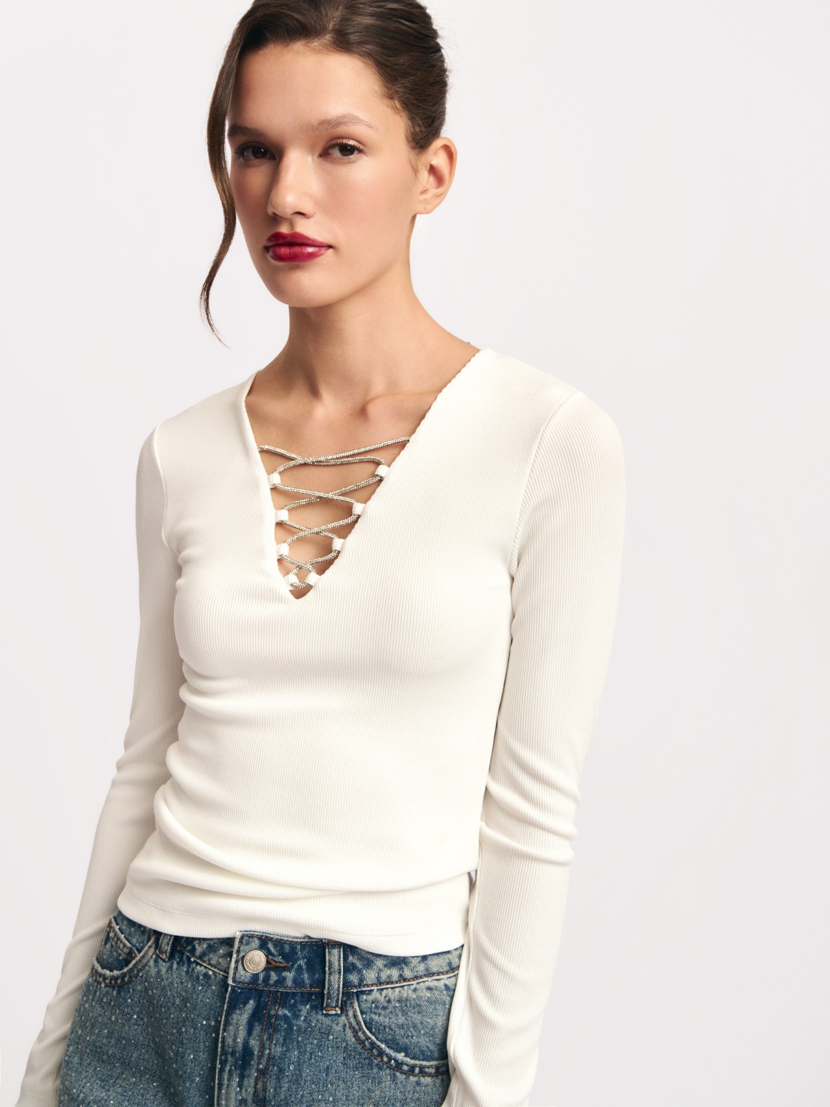 Блузка-лонгслив с вырезом и акцентной шнуровкой на груди