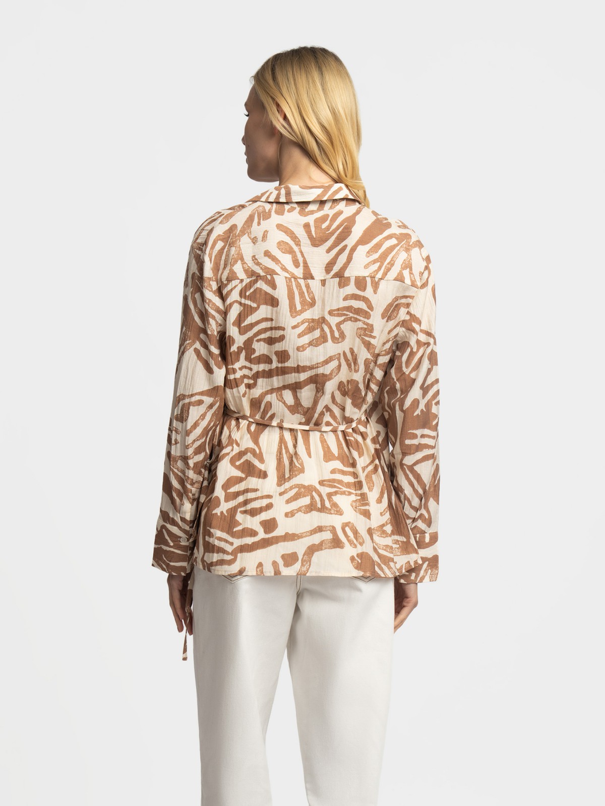 Приталенная блузка на запах с длинным рукавом