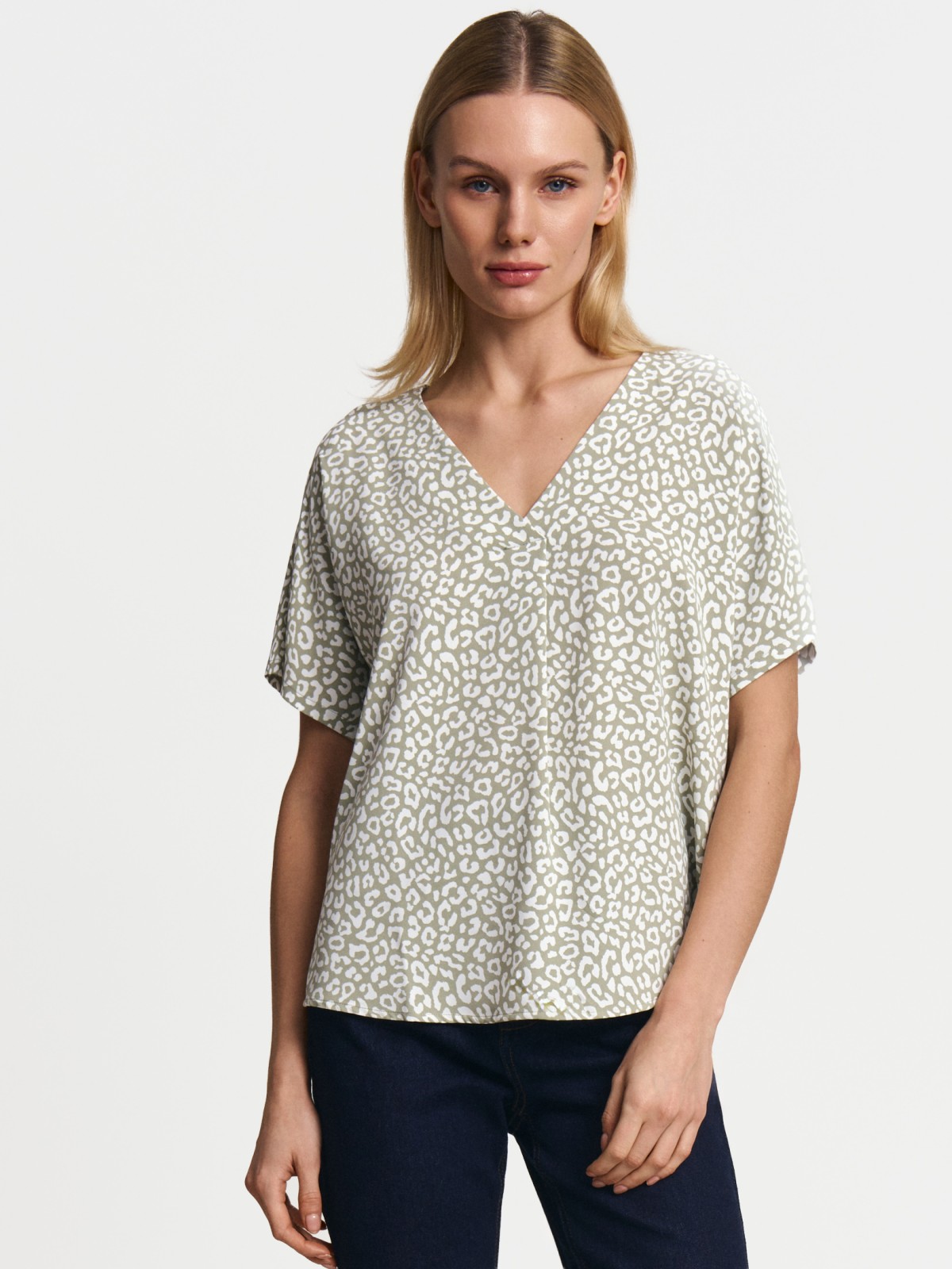 Блузка с вырезом и коротким рукавом