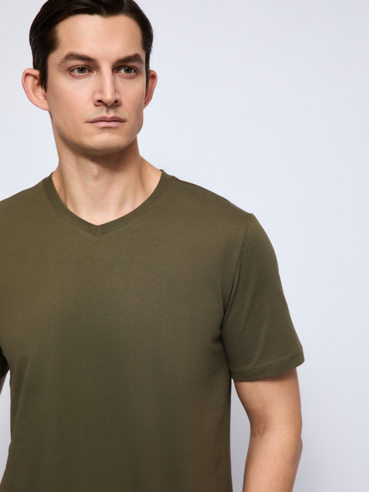 Футболка из хлопка с треугольным вырезом