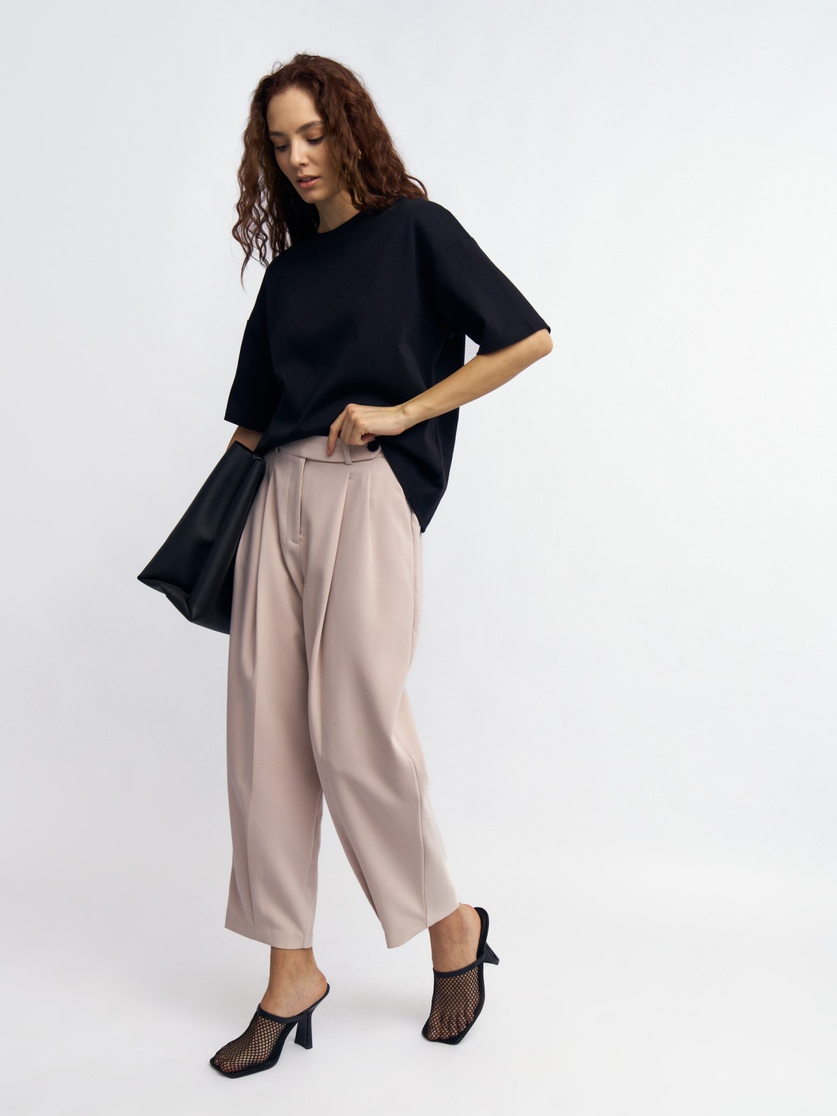 Брюки фасона Carrot с защипами