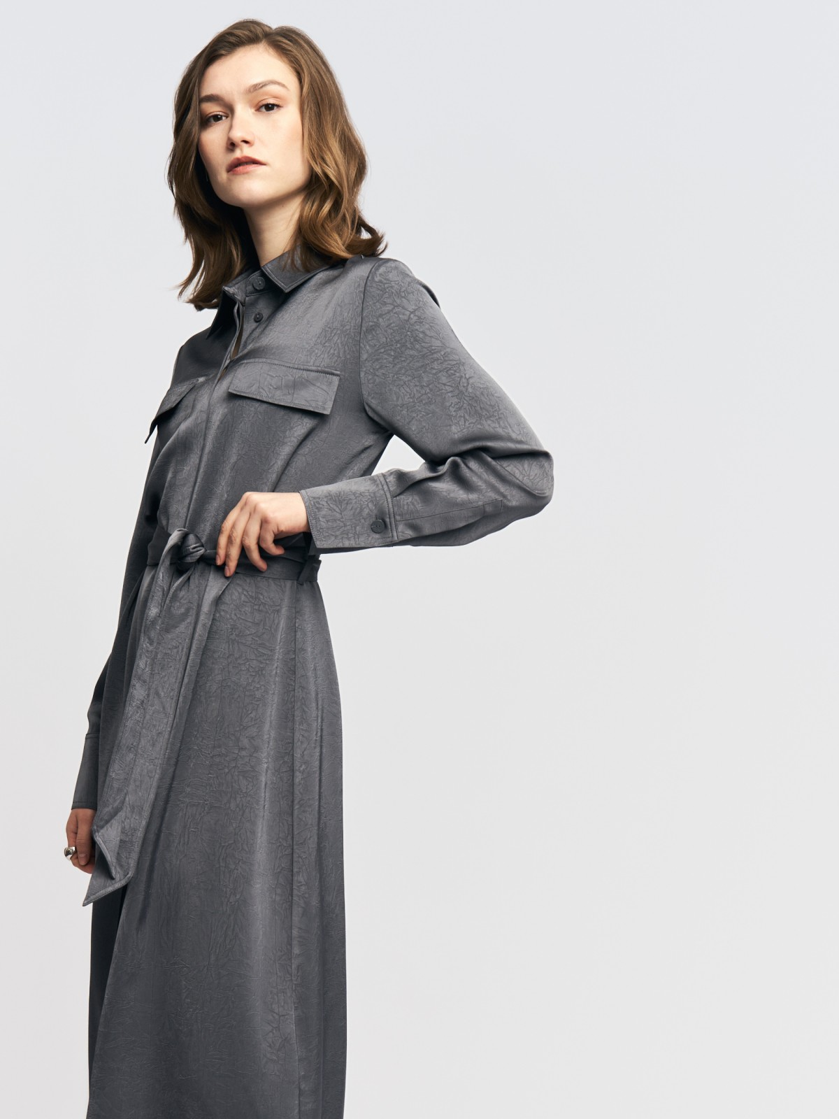 Атласное платье-рубашка миди с поясом